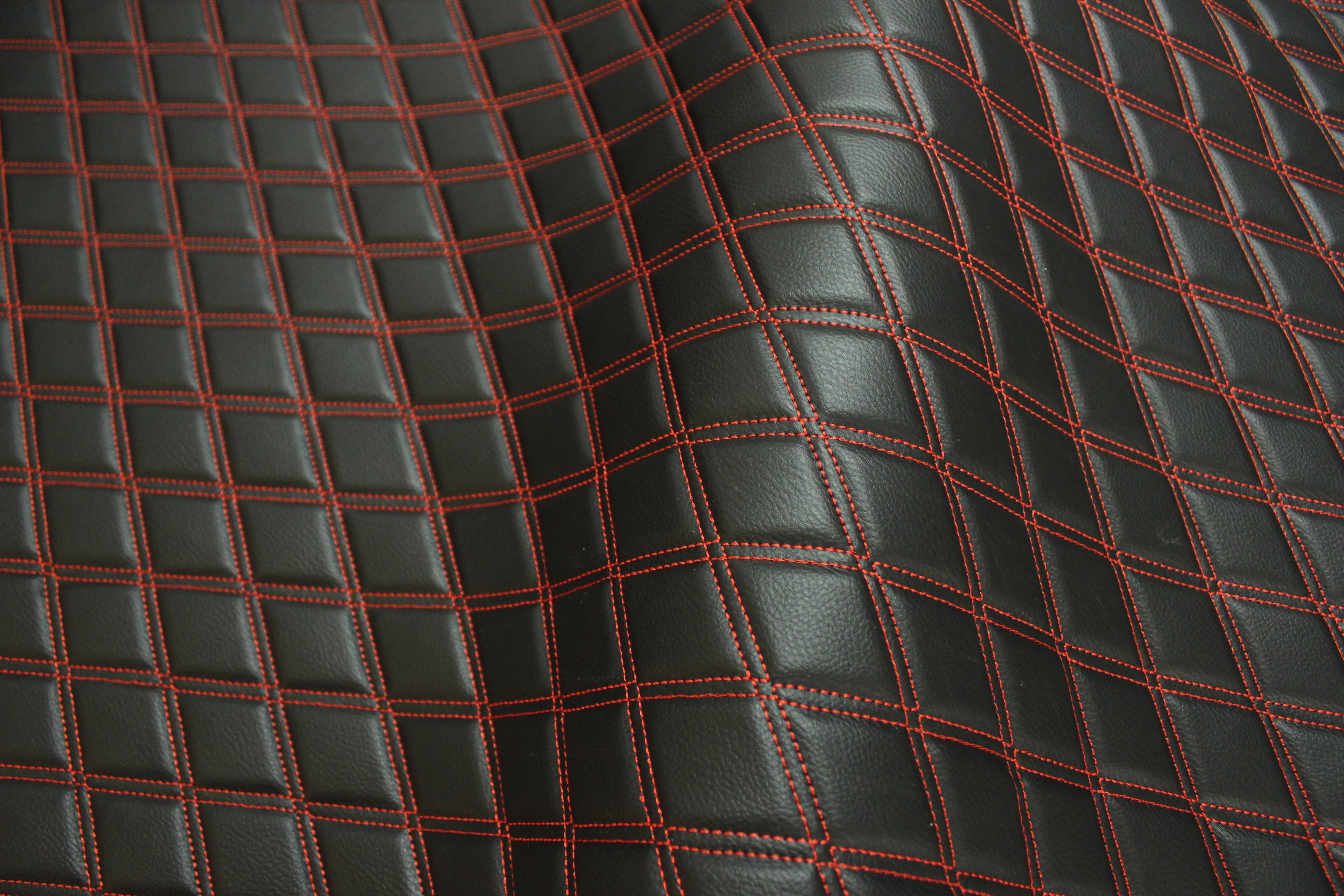 Tecido para estofos automóveis em vinil sintético acolchoado vermelho duplo, a imitar pele | 5x7,5cm (2"x3") com costura em losango, base de espuma de 5mm, 140cm (55") de largura