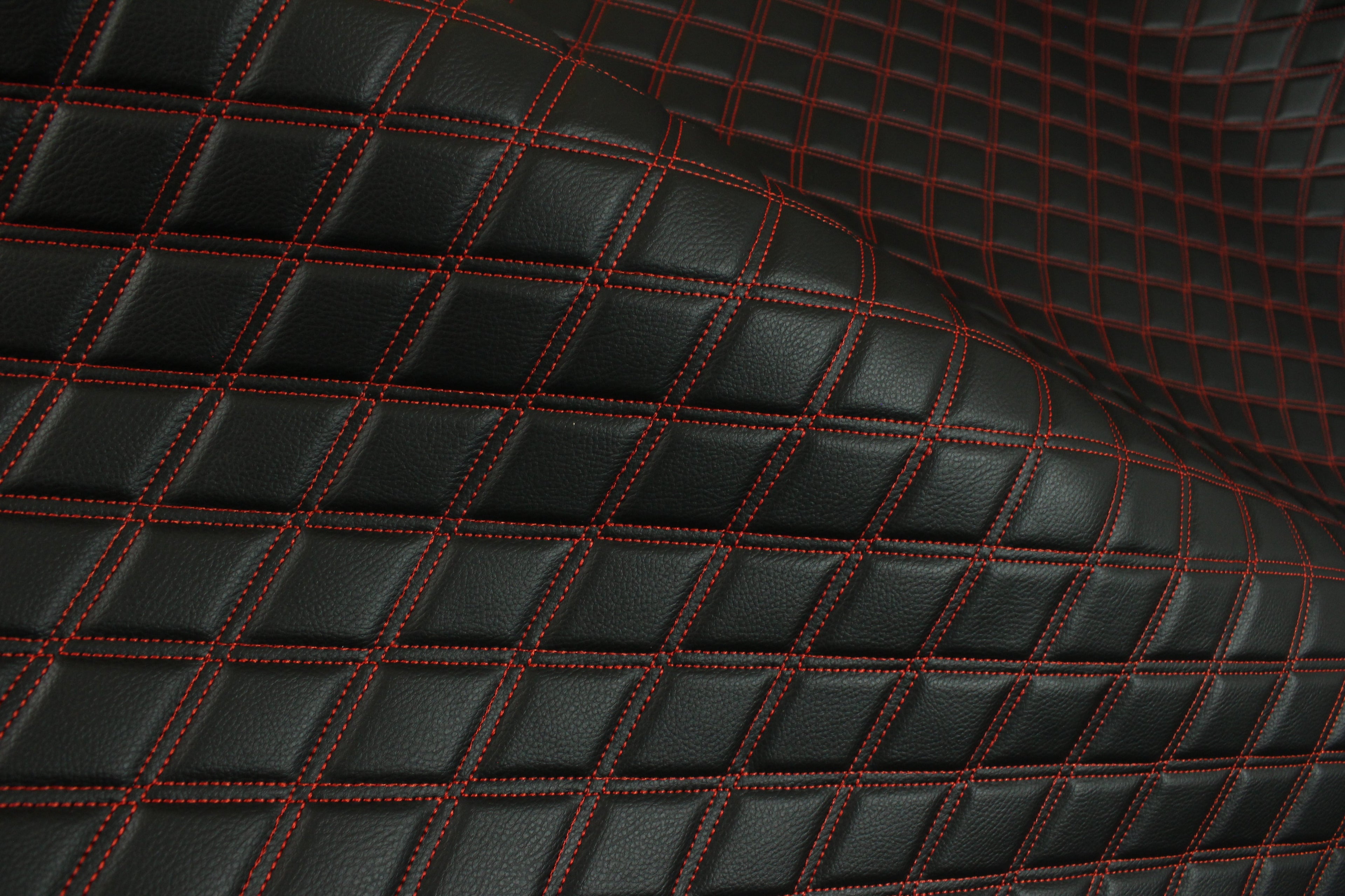 Tecido para estofos automóveis em vinil sintético acolchoado vermelho duplo, a imitar pele | 5x7,5cm (2"x3") com costura em losango, base de espuma de 5mm, 140cm (55") de largura