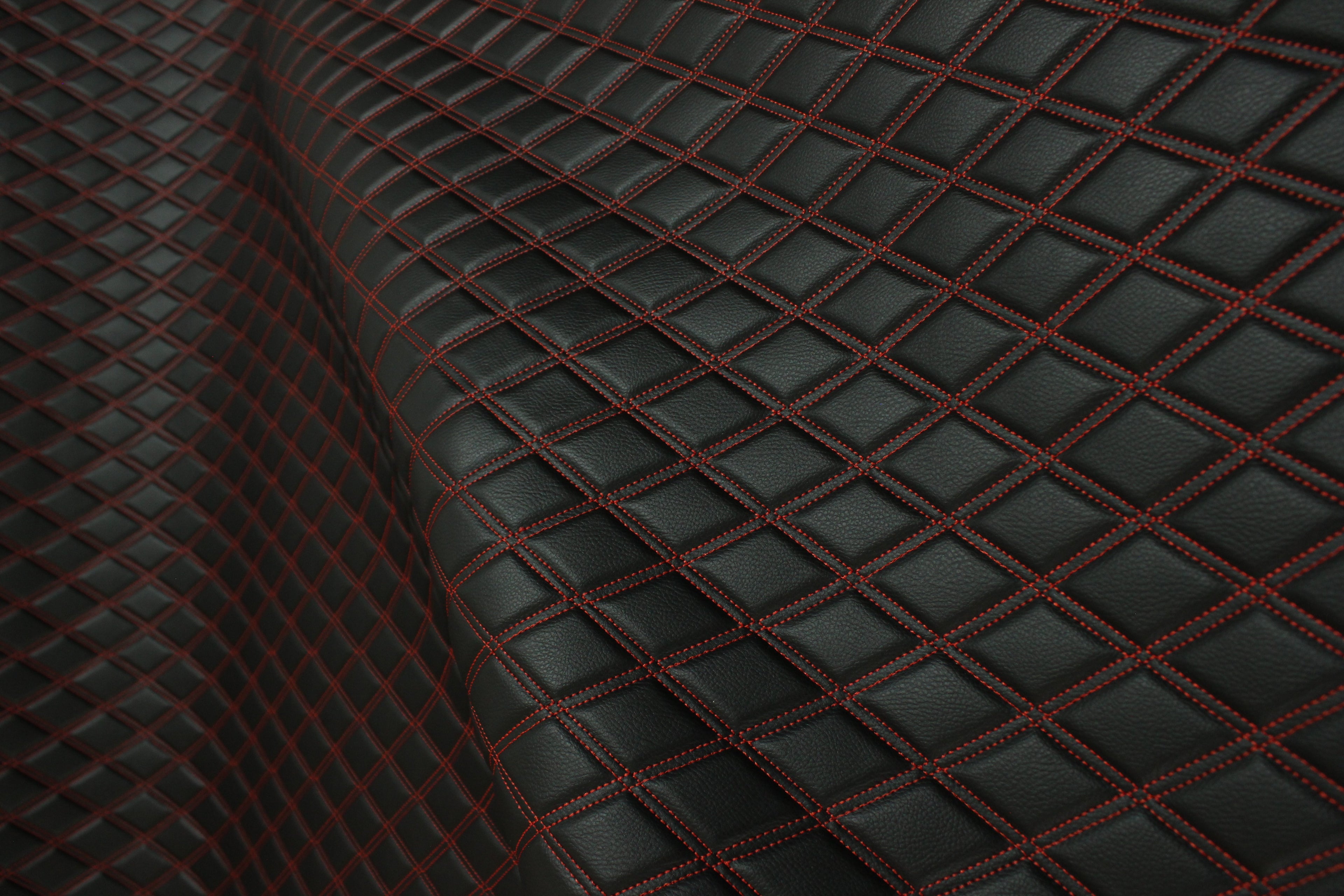 Tecido para estofos automóveis em vinil sintético acolchoado vermelho duplo, a imitar pele | 5x7,5cm (2"x3") com costura em losango, base de espuma de 5mm, 140cm (55") de largura