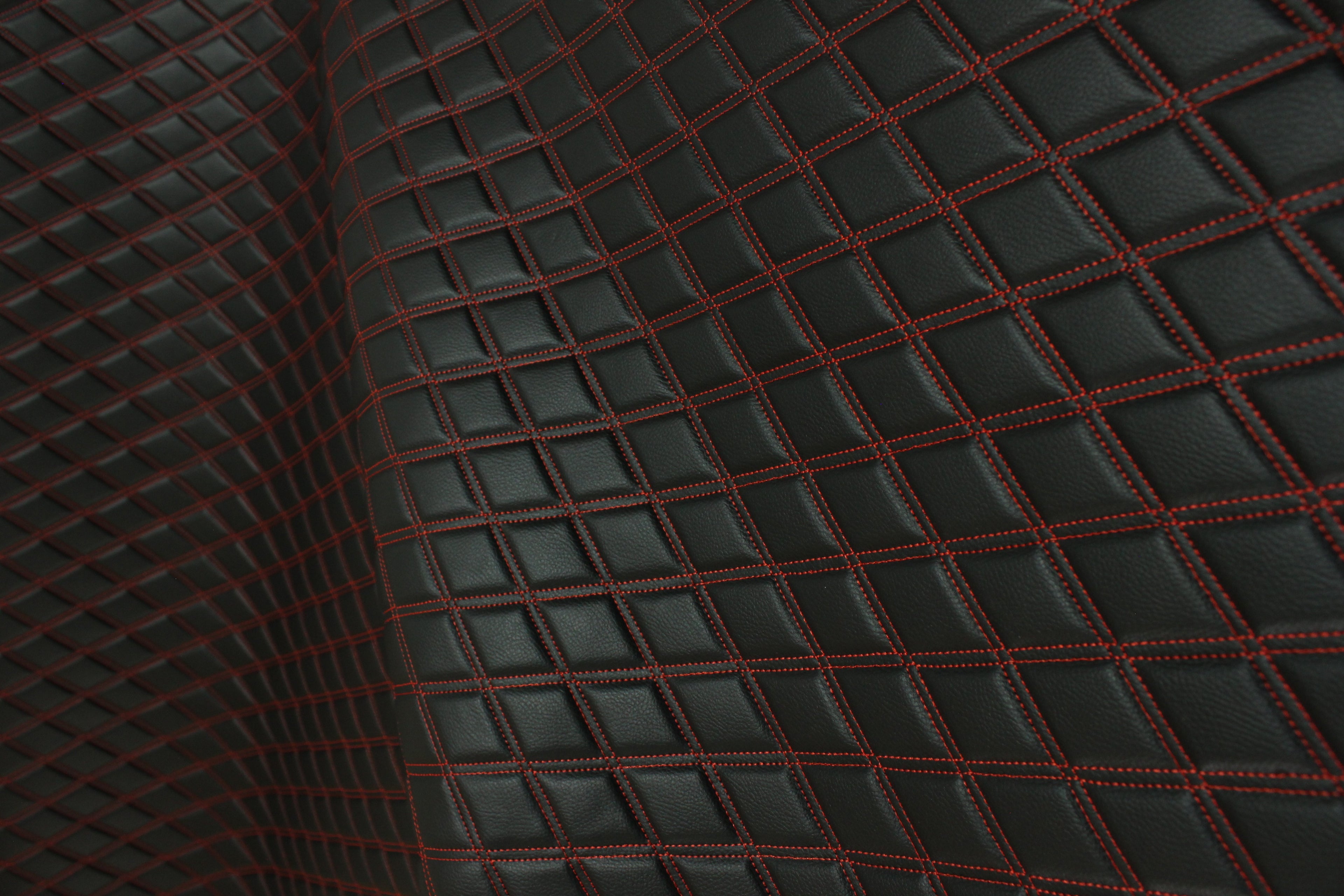 Tecido para estofos automóveis em vinil sintético acolchoado vermelho duplo, a imitar pele | 5x7,5cm (2"x3") com costura em losango, base de espuma de 5mm, 140cm (55") de largura