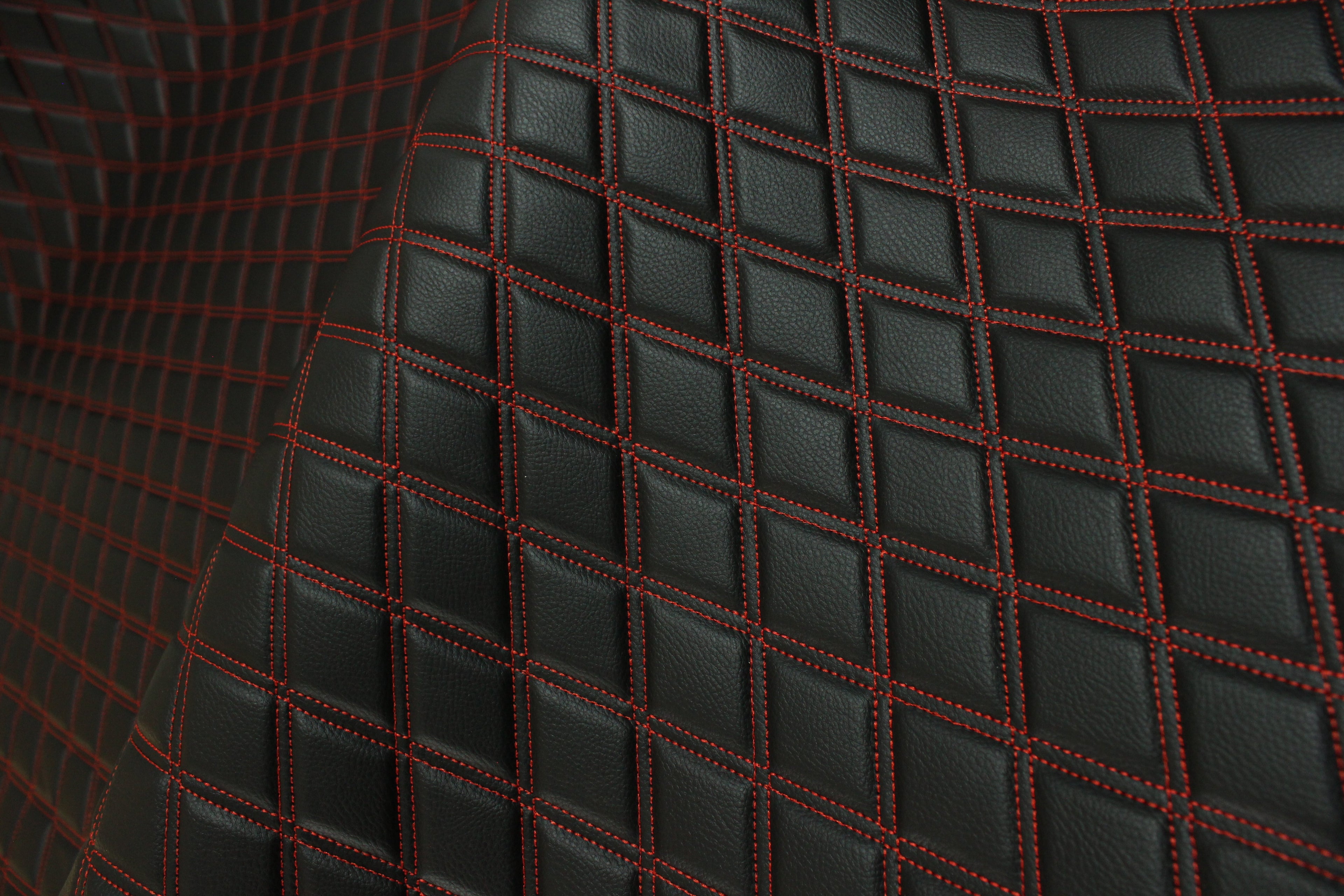 Tecido para estofos automóveis em vinil sintético acolchoado vermelho duplo, a imitar pele | 5x7,5cm (2"x3") com costura em losango, base de espuma de 5mm, 140cm (55") de largura
