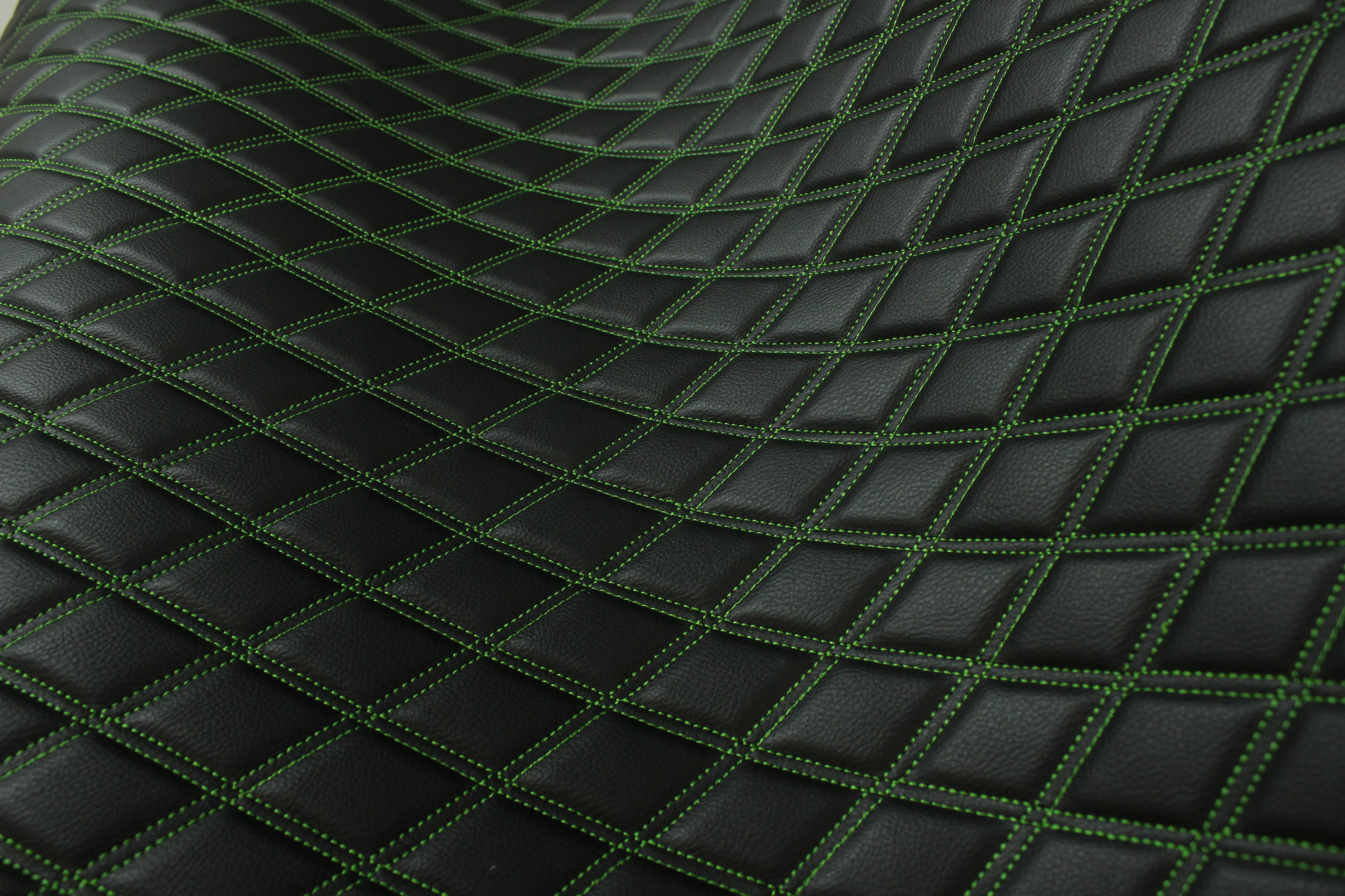 Tecido para estofos automóveis em vinil sintético acolchoado verde duplo, a imitar pele | 5x7,5cm (2"x3") com costura em losango, base de espuma de 5mm, 140cm (55") de largura