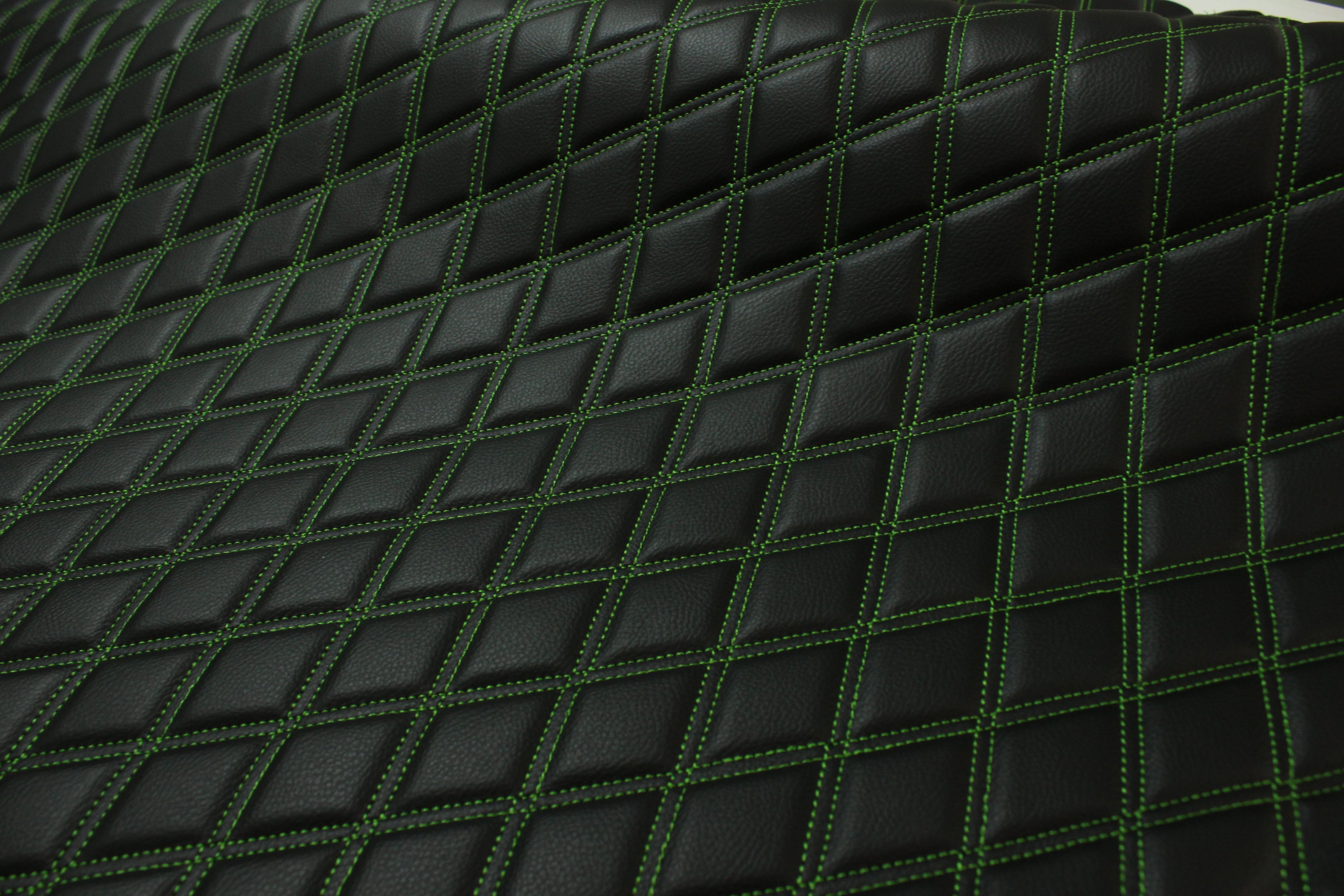 Tecido para estofos automóveis em vinil sintético acolchoado verde duplo, a imitar pele | 5x7,5cm (2"x3") com costura em losango, base de espuma de 5mm, 140cm (55") de largura