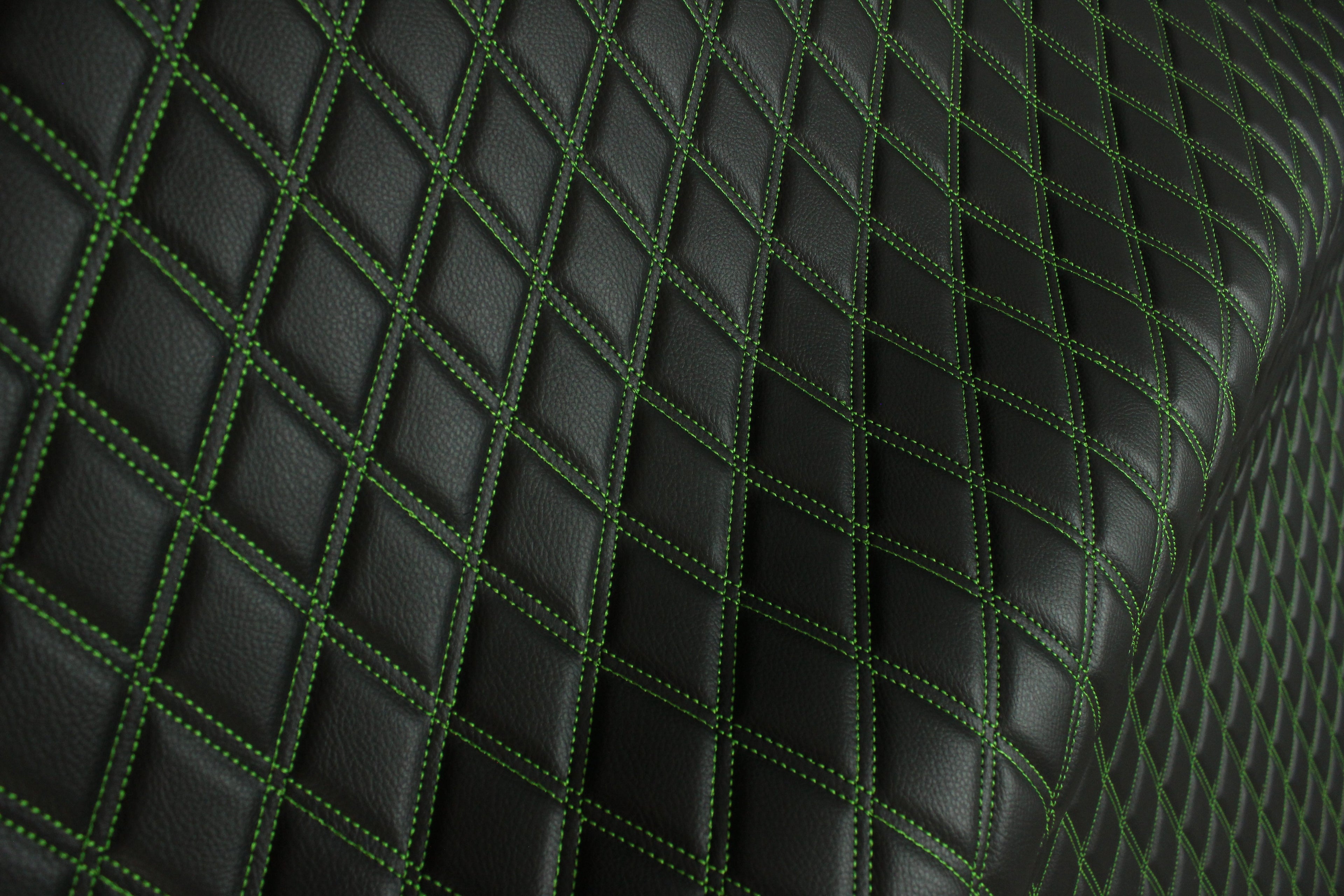 Tecido para estofos automóveis em vinil sintético acolchoado verde duplo, a imitar pele | 5x7,5cm (2"x3") com costura em losango, base de espuma de 5mm, 140cm (55") de largura