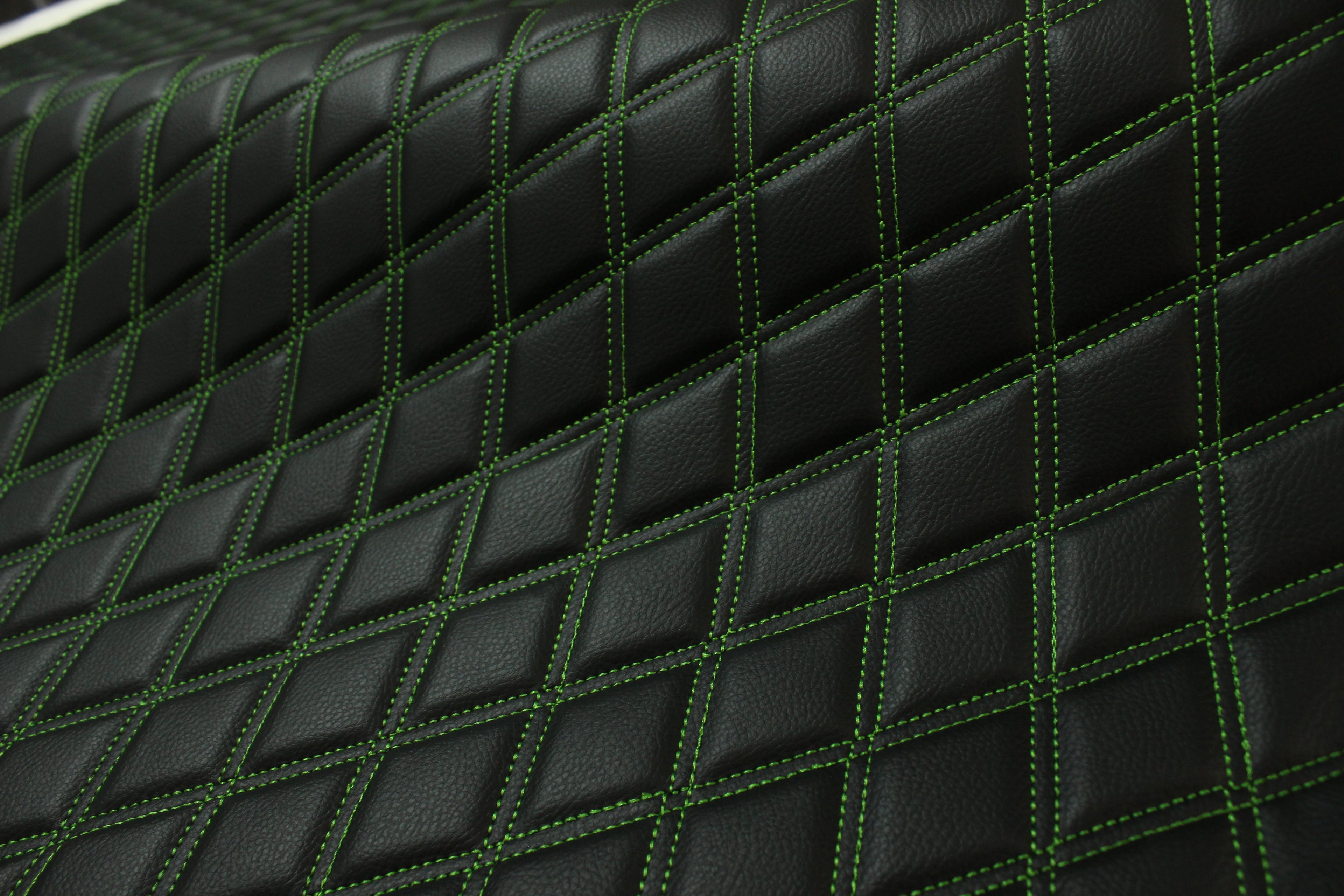 Tecido para estofos automóveis em vinil sintético acolchoado verde duplo, a imitar pele | 5x7,5cm (2"x3") com costura em losango, base de espuma de 5mm, 140cm (55") de largura