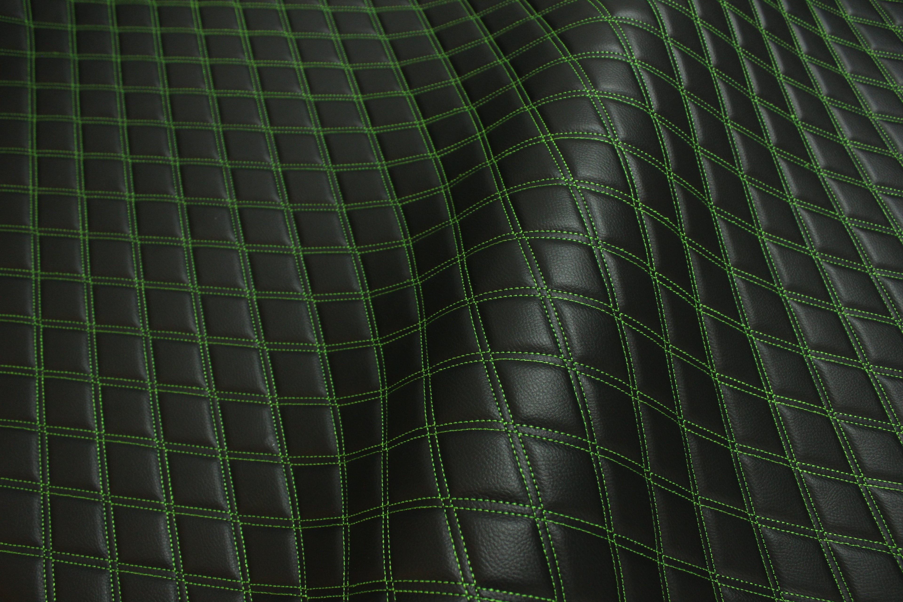 Tecido para estofos automóveis em vinil sintético acolchoado verde duplo, a imitar pele | 5x7,5cm (2"x3") com costura em losango, base de espuma de 5mm, 140cm (55") de largura