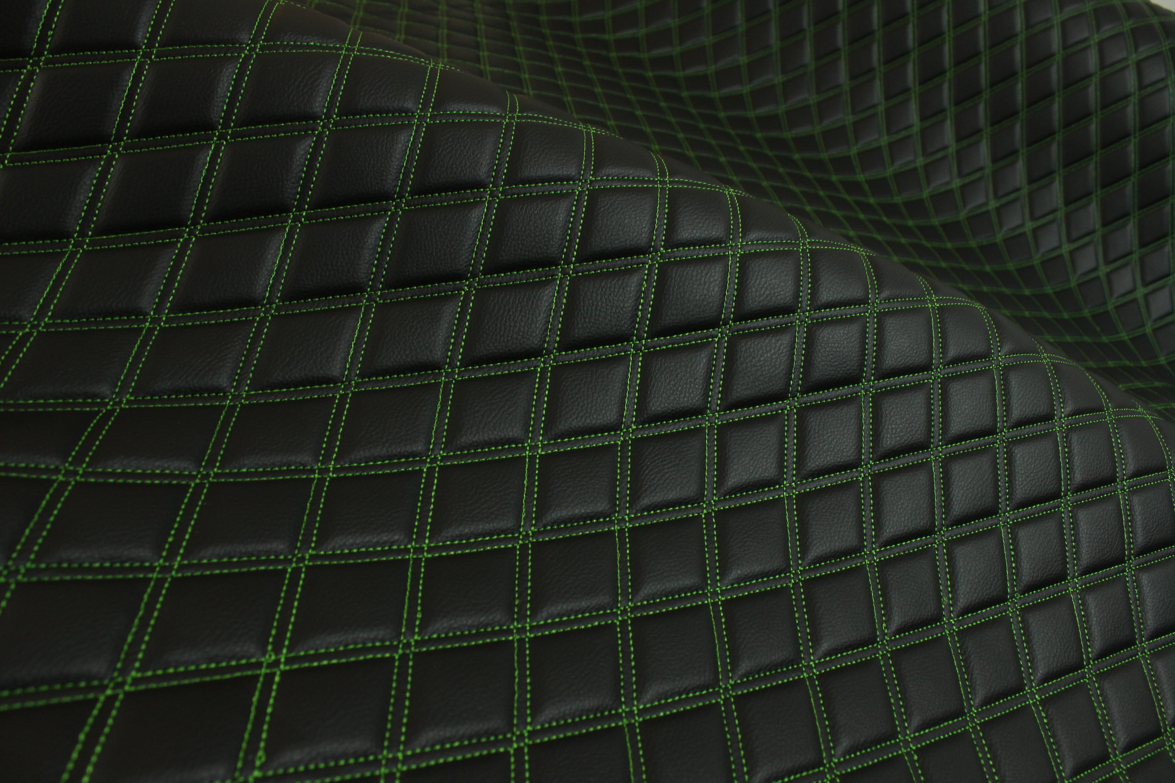 Tecido para estofos automóveis em vinil sintético acolchoado verde duplo, a imitar pele | 5x7,5cm (2"x3") com costura em losango, base de espuma de 5mm, 140cm (55") de largura