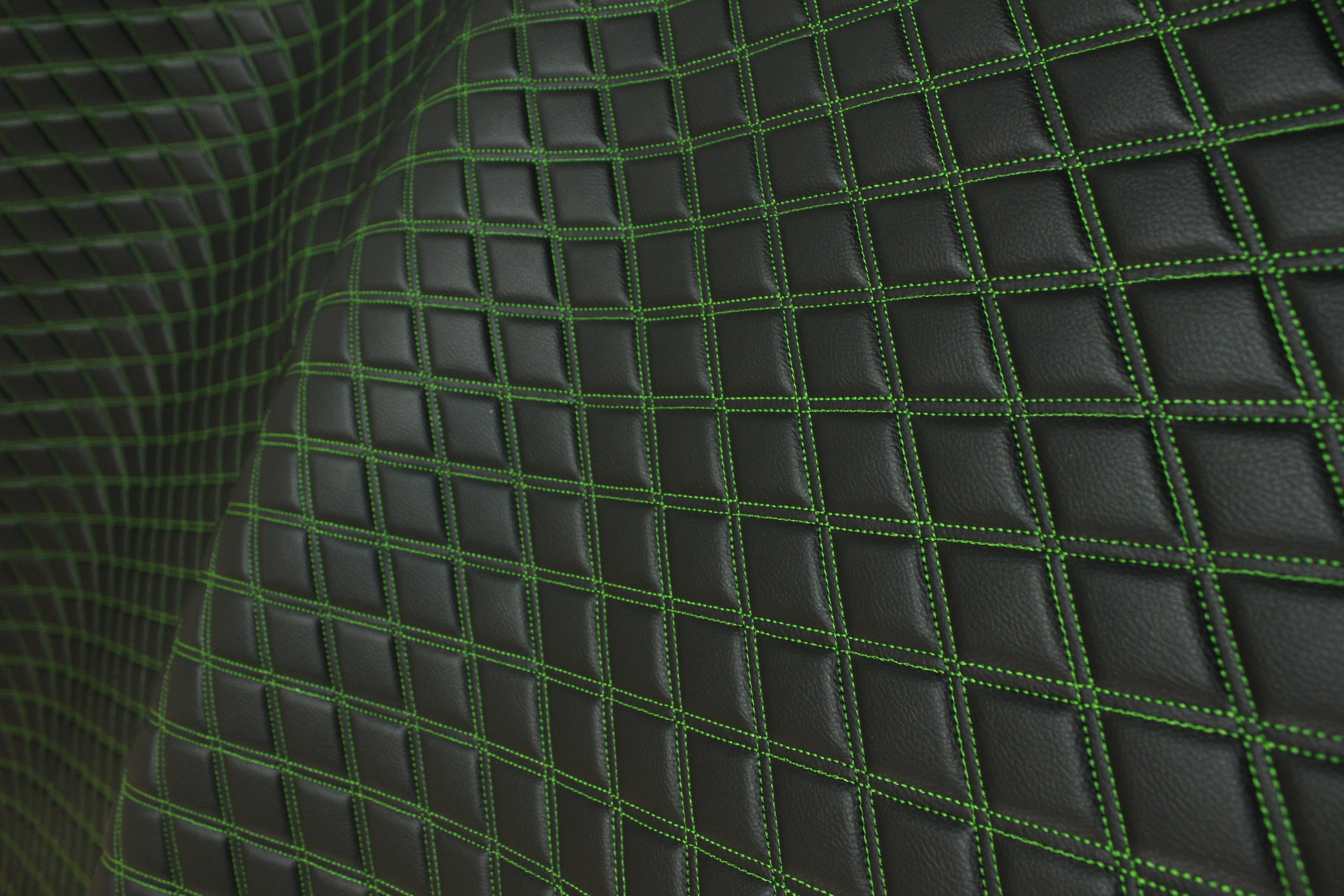 Tecido para estofos automóveis em vinil sintético acolchoado verde duplo, a imitar pele | 5x7,5cm (2"x3") com costura em losango, base de espuma de 5mm, 140cm (55") de largura