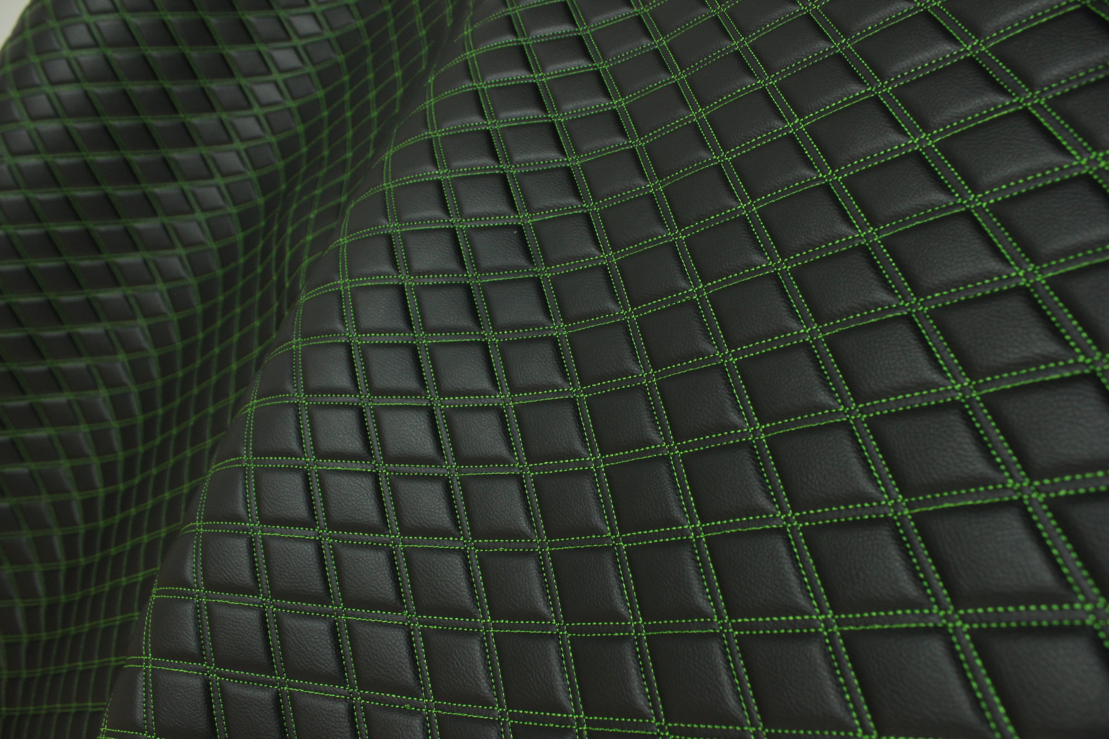 Tecido para estofos automóveis em vinil sintético acolchoado verde duplo, a imitar pele | 5x7,5cm (2"x3") com costura em losango, base de espuma de 5mm, 140cm (55") de largura