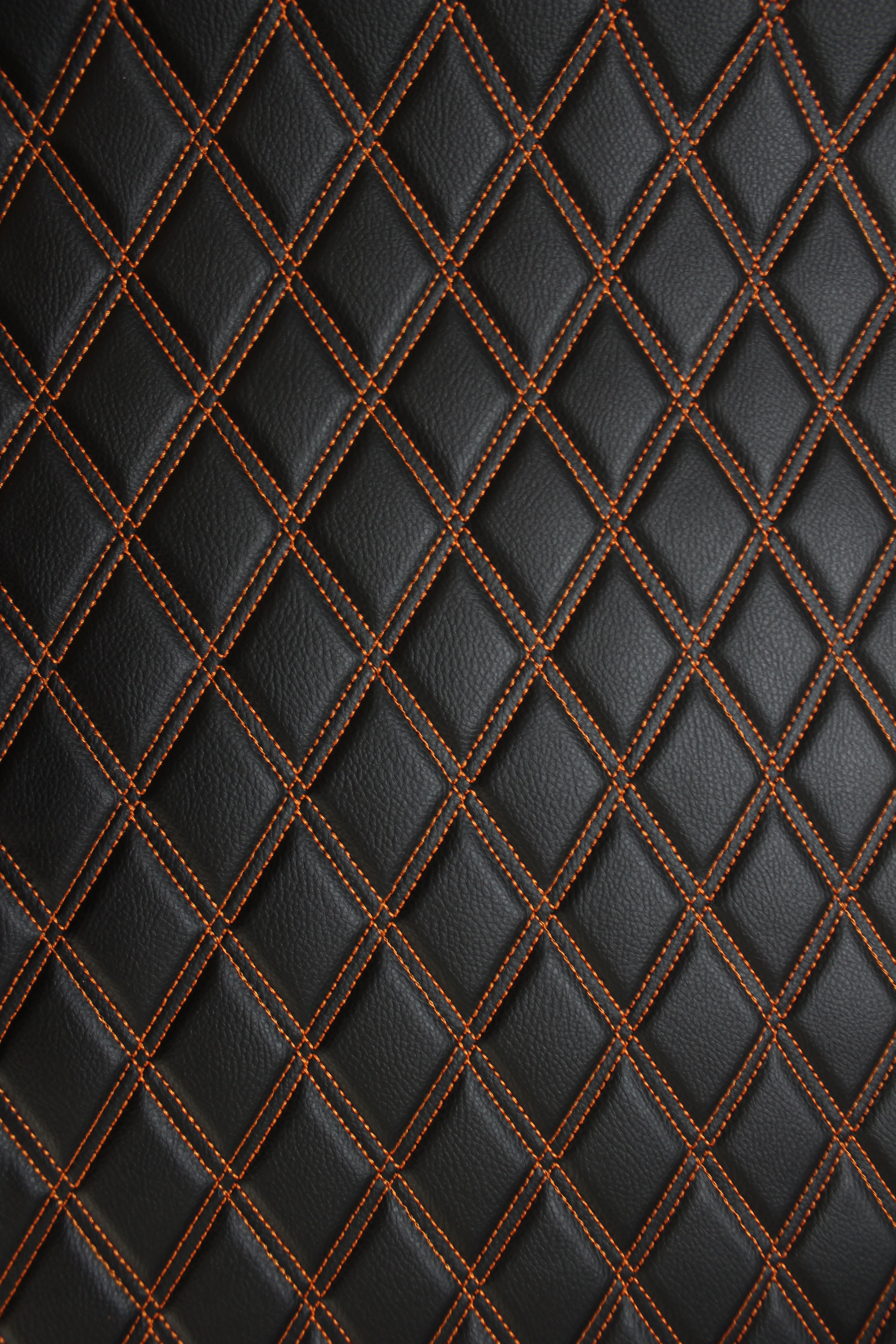 Tecido para estofos automóveis em vinil sintético acolchoado duplo laranja, a imitar pele | 5x7,5cm (2"x3") com costura em losango, base de espuma de 5mm, 140cm (55") de largura