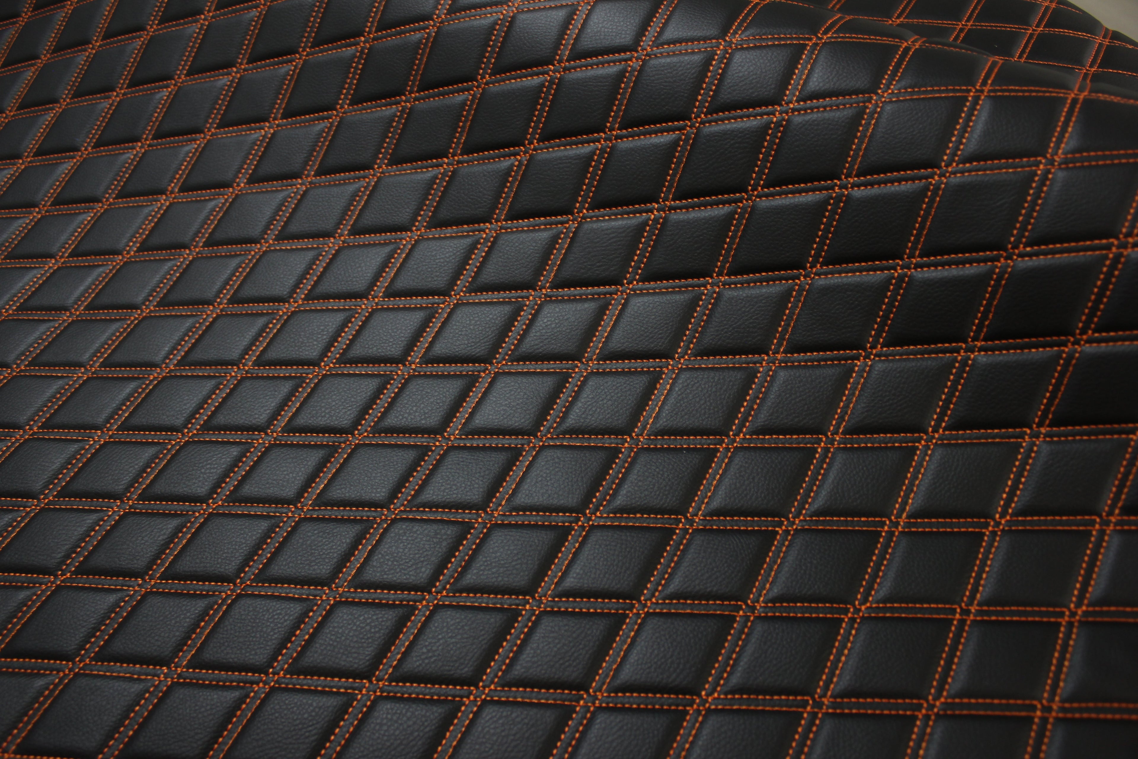 Tecido para estofos automóveis em vinil sintético acolchoado duplo laranja, a imitar pele | 5x7,5cm (2"x3") com costura em losango, base de espuma de 5mm, 140cm (55") de largura