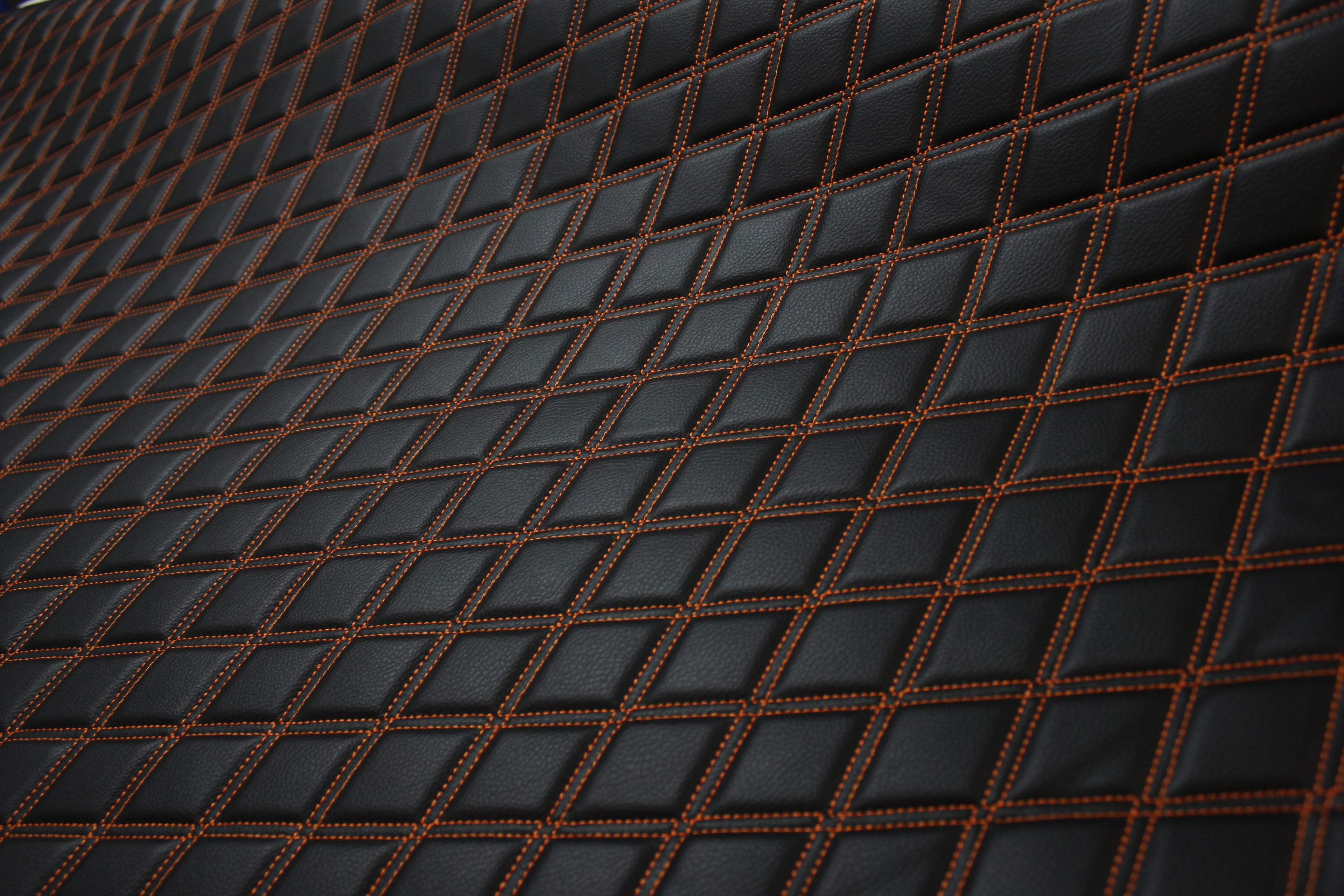 Tecido para estofos automóveis em vinil sintético acolchoado duplo laranja, a imitar pele | 5x7,5cm (2"x3") com costura em losango, base de espuma de 5mm, 140cm (55") de largura