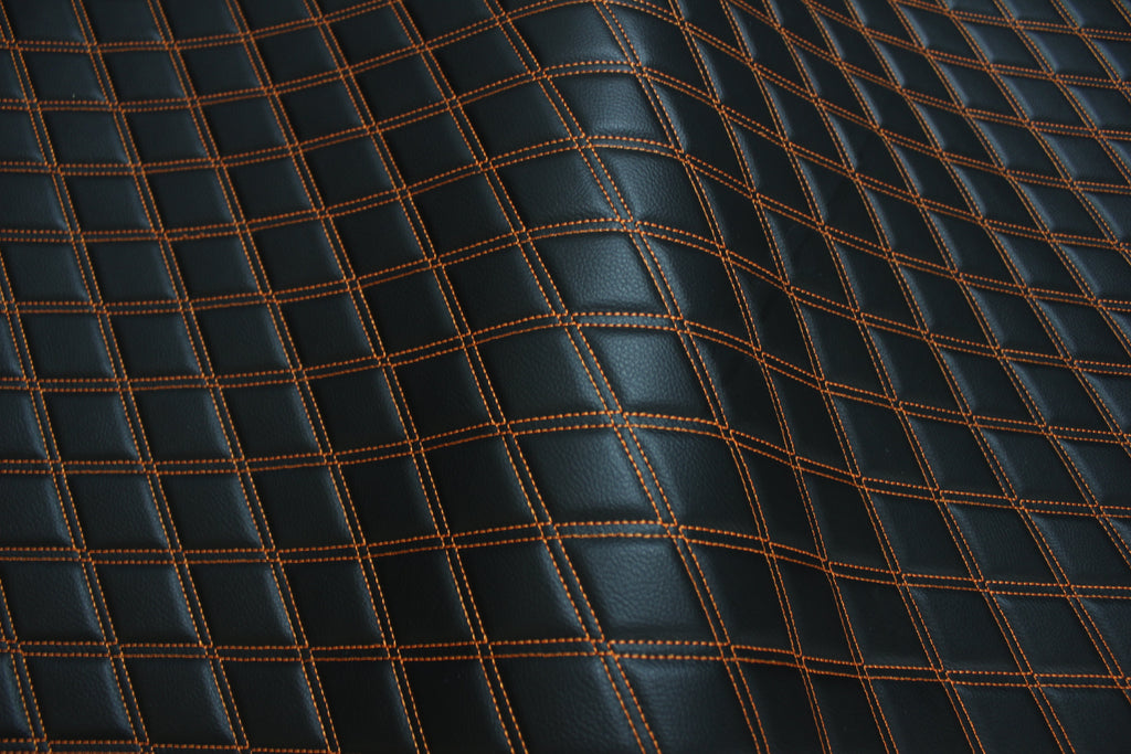Tela de vinilo acolchado naranja doble para tapicería de coche | 5 x 7,5 cm, con costuras de rombos, respaldo de espuma de 5 mm, 140 cm de ancho x 140 cm de ancho