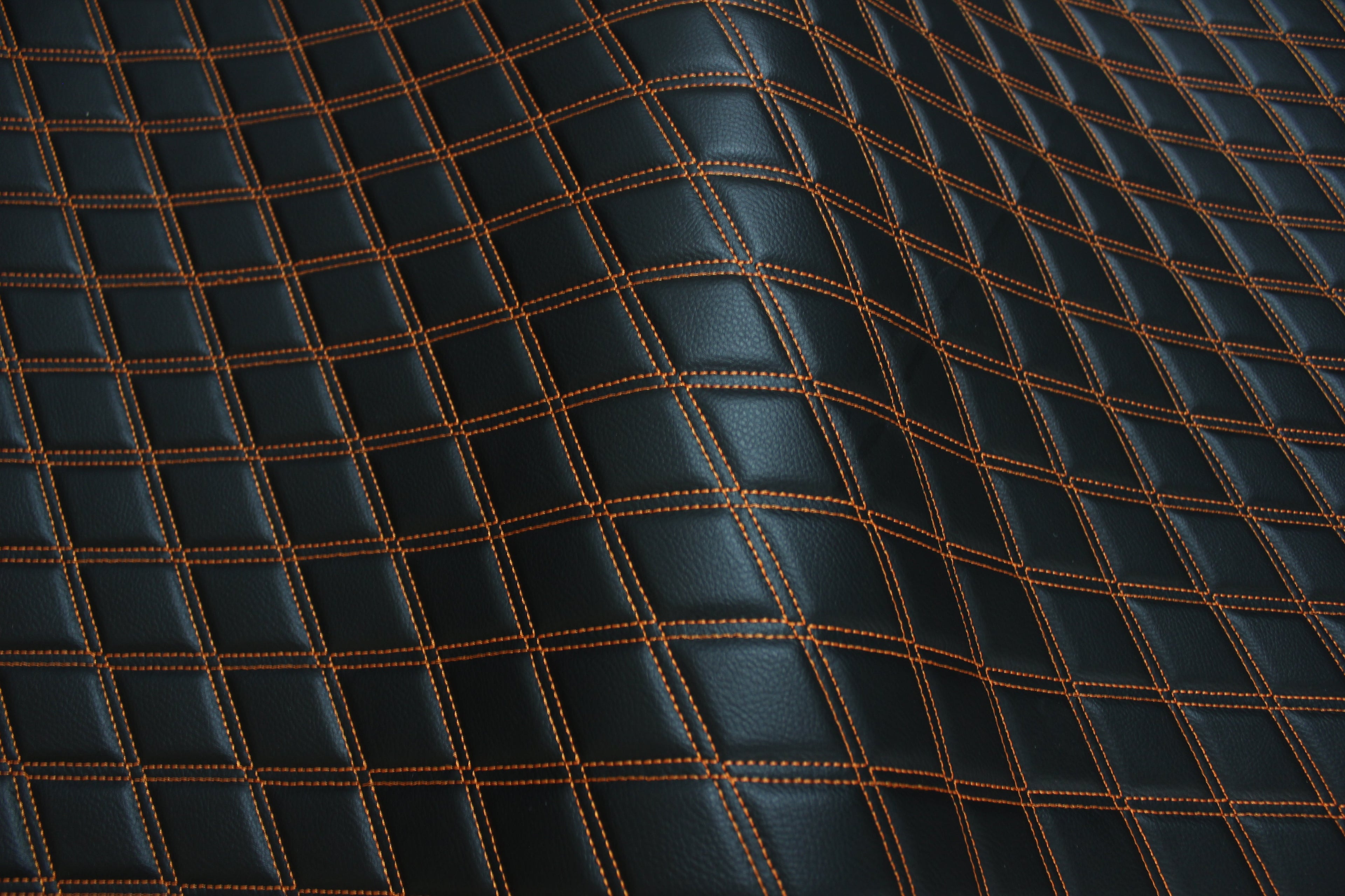 Tecido para estofos automóveis em vinil sintético acolchoado duplo laranja, a imitar pele | 5x7,5cm (2"x3") com costura em losango, base de espuma de 5mm, 140cm (55") de largura