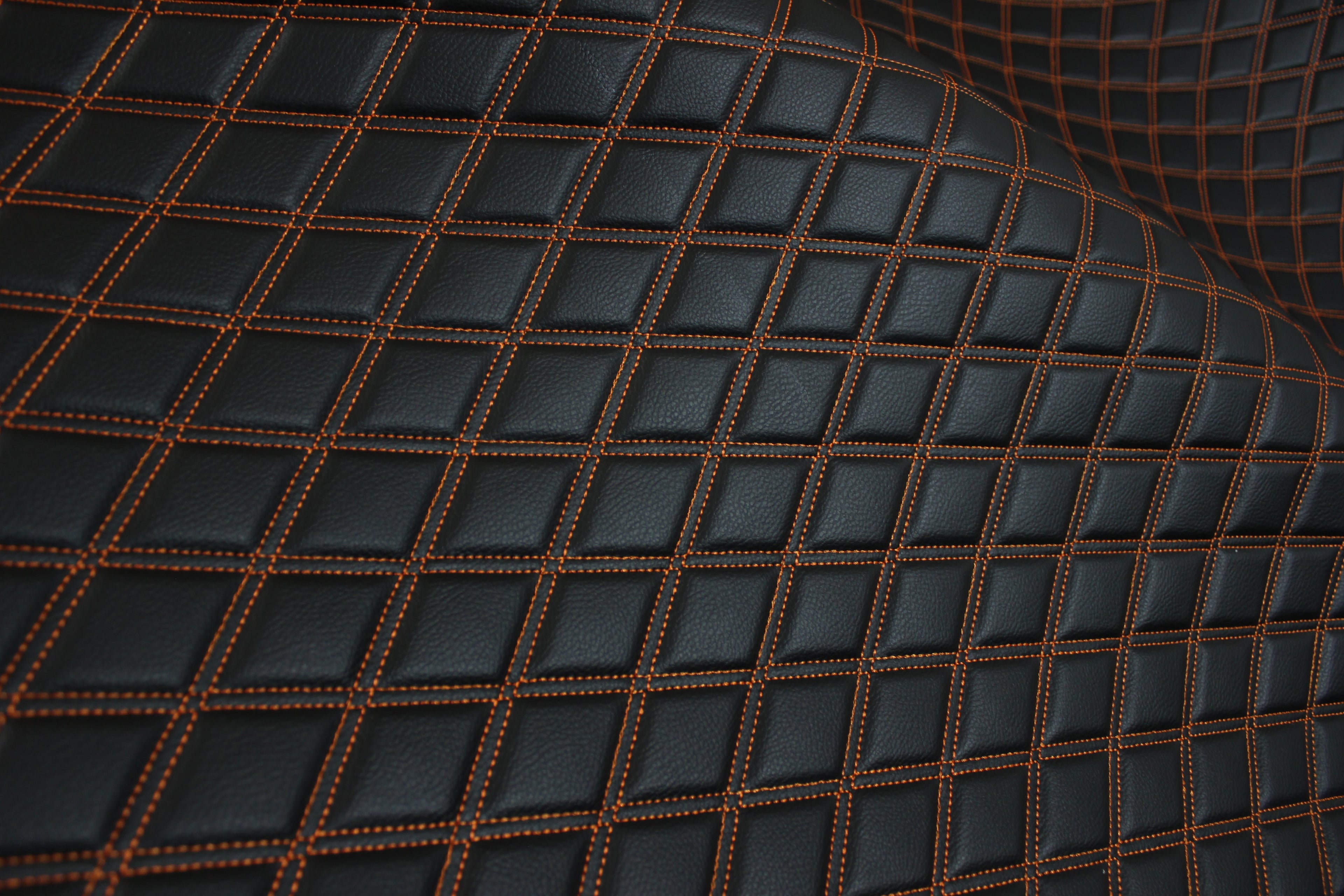 Tecido para estofos automóveis em vinil sintético acolchoado duplo laranja, a imitar pele | 5x7,5cm (2"x3") com costura em losango, base de espuma de 5mm, 140cm (55") de largura
