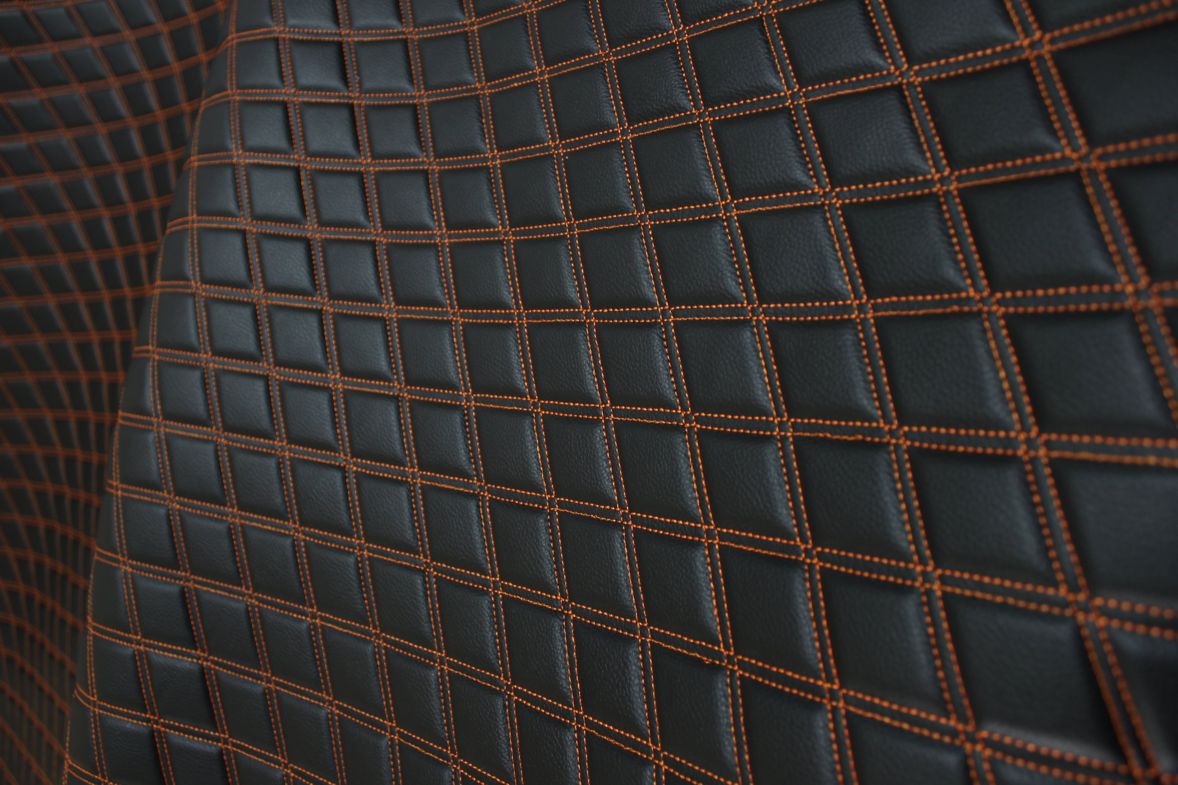 Tecido para estofos automóveis em vinil sintético acolchoado duplo laranja, a imitar pele | 5x7,5cm (2"x3") com costura em losango, base de espuma de 5mm, 140cm (55") de largura