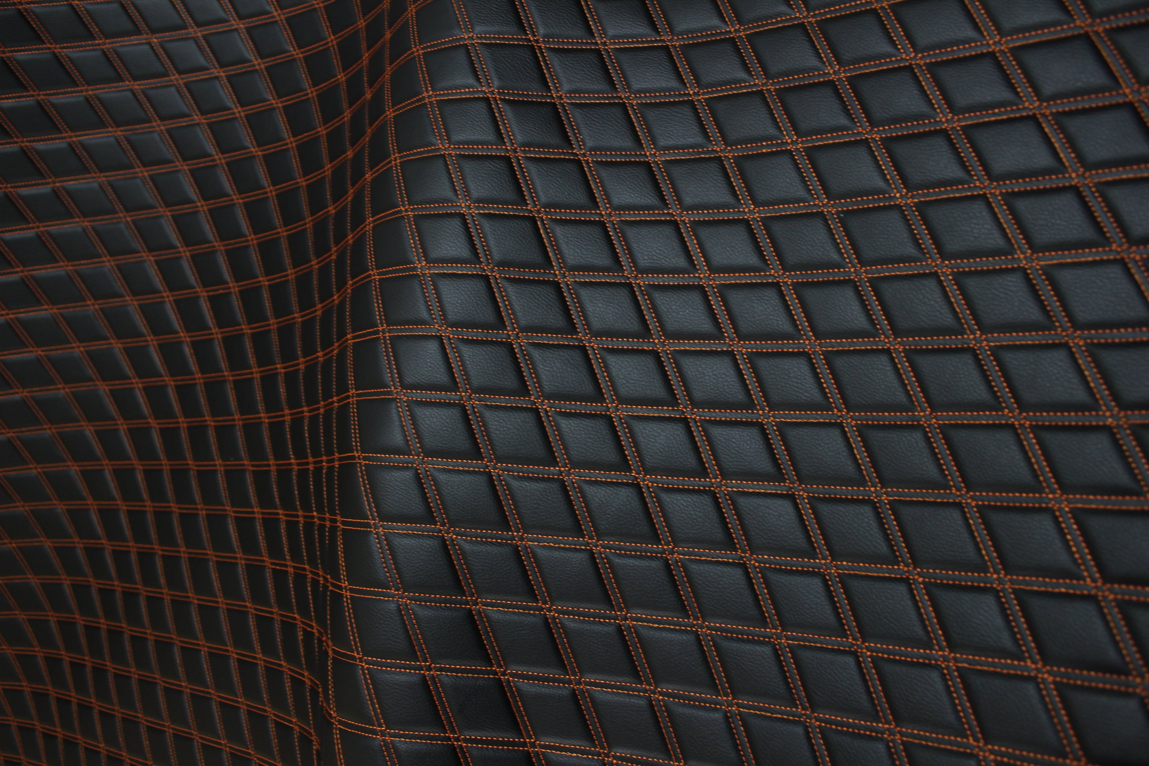 Tecido para estofos automóveis em vinil sintético acolchoado duplo laranja, a imitar pele | 5x7,5cm (2"x3") com costura em losango, base de espuma de 5mm, 140cm (55") de largura