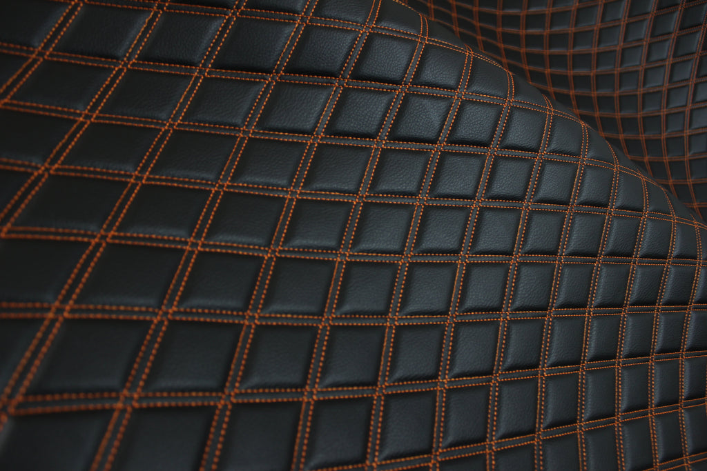 Tela de vinilo acolchado naranja doble para tapicería de coche | 5 x 7,5 cm, con costuras de rombos, respaldo de espuma de 5 mm, 140 cm de ancho x 140 cm de ancho