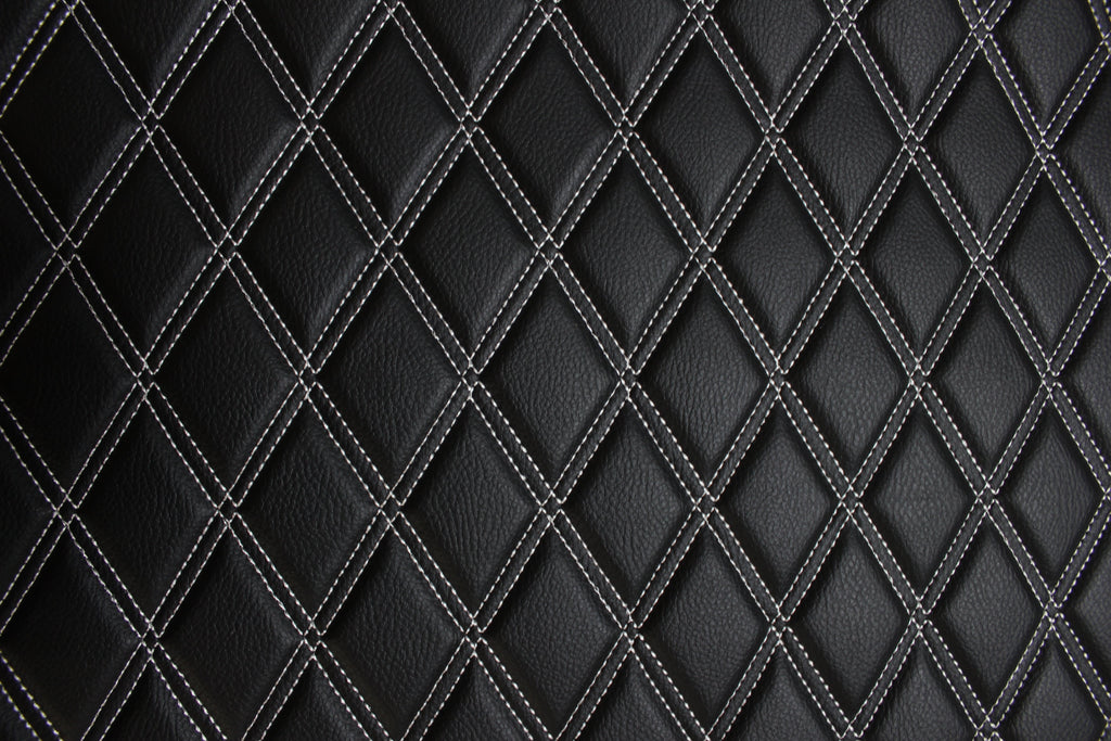 Tecido para estofos automóveis em vinil sintético acolchoado branco duplo, a imitar pele | 5x7,5cm (2"x3") com costura em losango, base de espuma de 5mm, 140cm (55") de largura