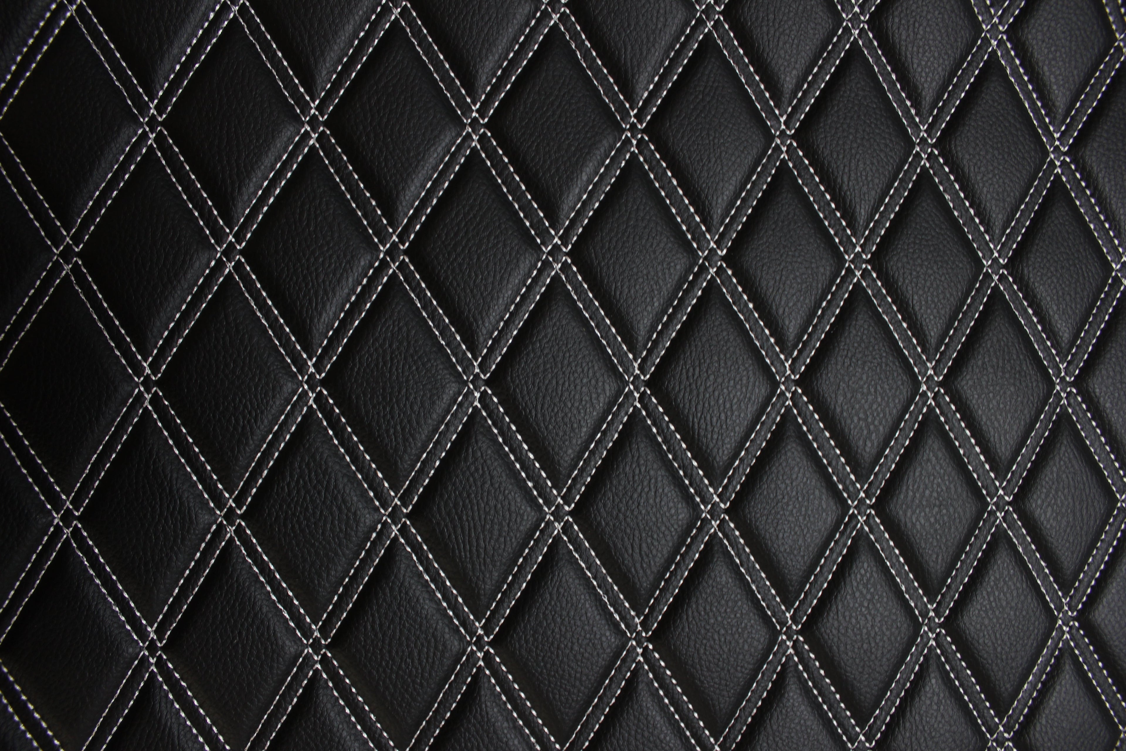 Tecido para estofos automóveis em vinil sintético acolchoado branco duplo, a imitar pele | 5x7,5cm (2"x3") com costura em losango, base de espuma de 5mm, 140cm (55") de largura