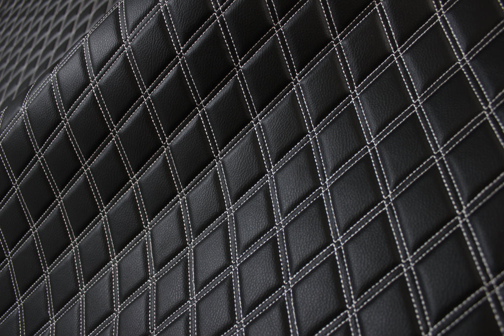 Tecido para estofos automóveis em vinil sintético acolchoado branco duplo, a imitar pele | 5x7,5cm (2"x3") com costura em losango, base de espuma de 5mm, 140cm (55") de largura