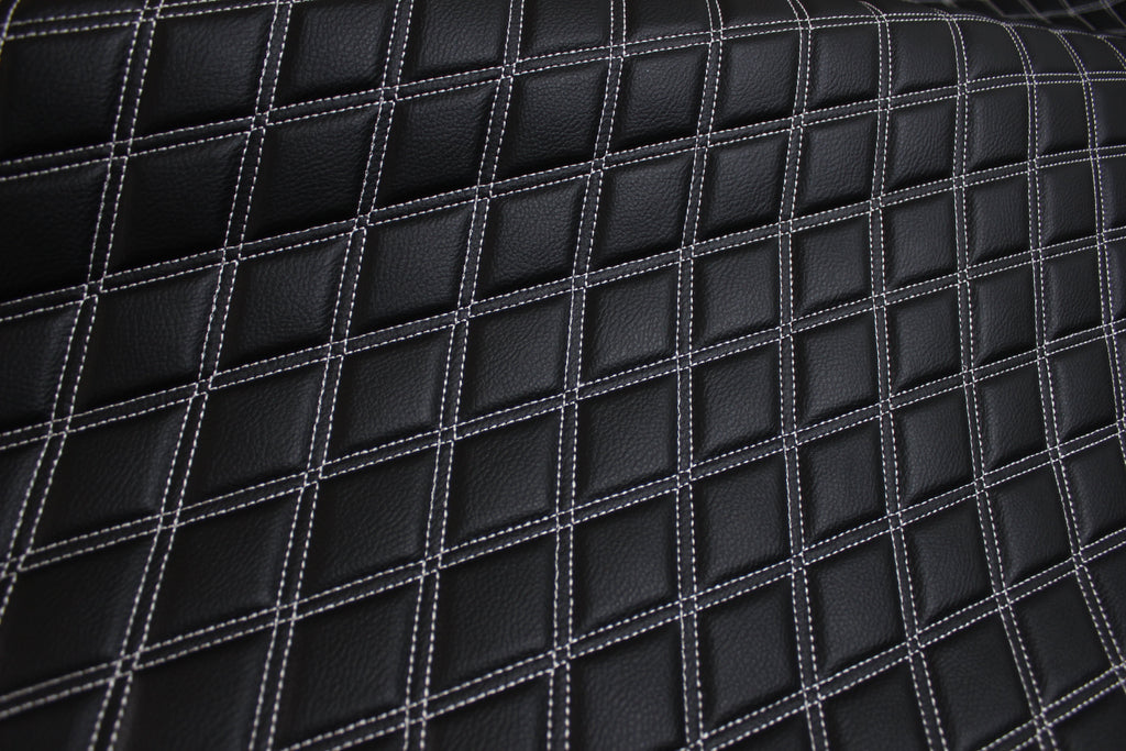 Tecido para estofos automóveis em vinil sintético acolchoado branco duplo, a imitar pele | 5x7,5cm (2"x3") com costura em losango, base de espuma de 5mm, 140cm (55") de largura