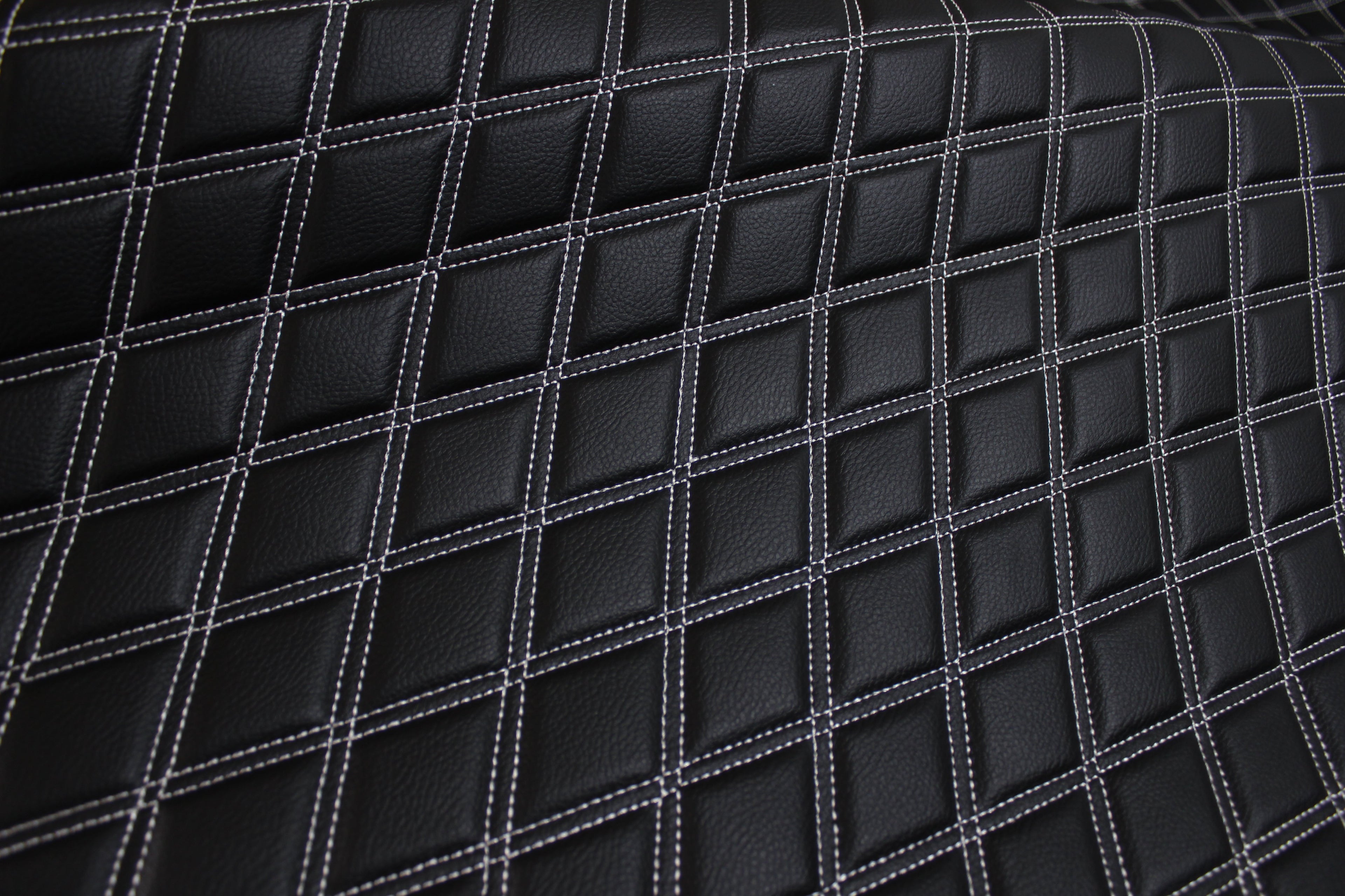 Tecido para estofos automóveis em vinil sintético acolchoado branco duplo, a imitar pele | 5x7,5cm (2"x3") com costura em losango, base de espuma de 5mm, 140cm (55") de largura