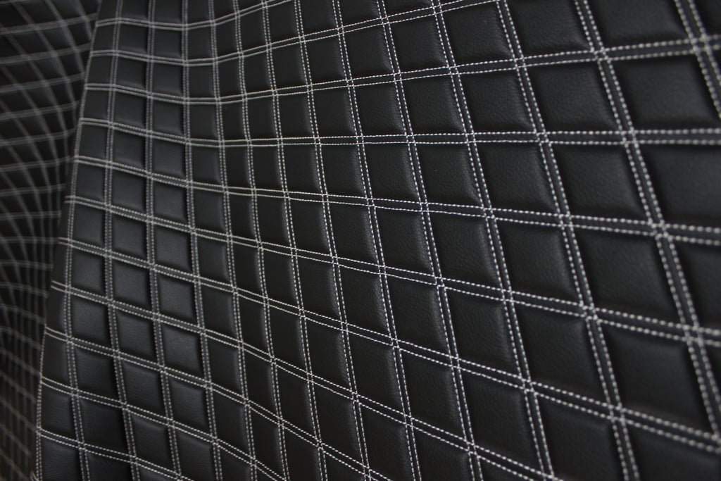 Tecido para estofos automóveis em vinil sintético acolchoado branco duplo, a imitar pele | 5x7,5cm (2"x3") com costura em losango, base de espuma de 5mm, 140cm (55") de largura