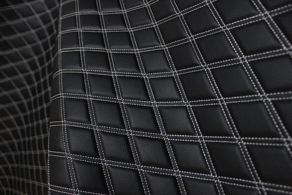 Tecido para estofos automóveis em vinil sintético acolchoado branco duplo, a imitar pele | 5x7,5cm (2"x3") com costura em losango, base de espuma de 5mm, 140cm (55") de largura