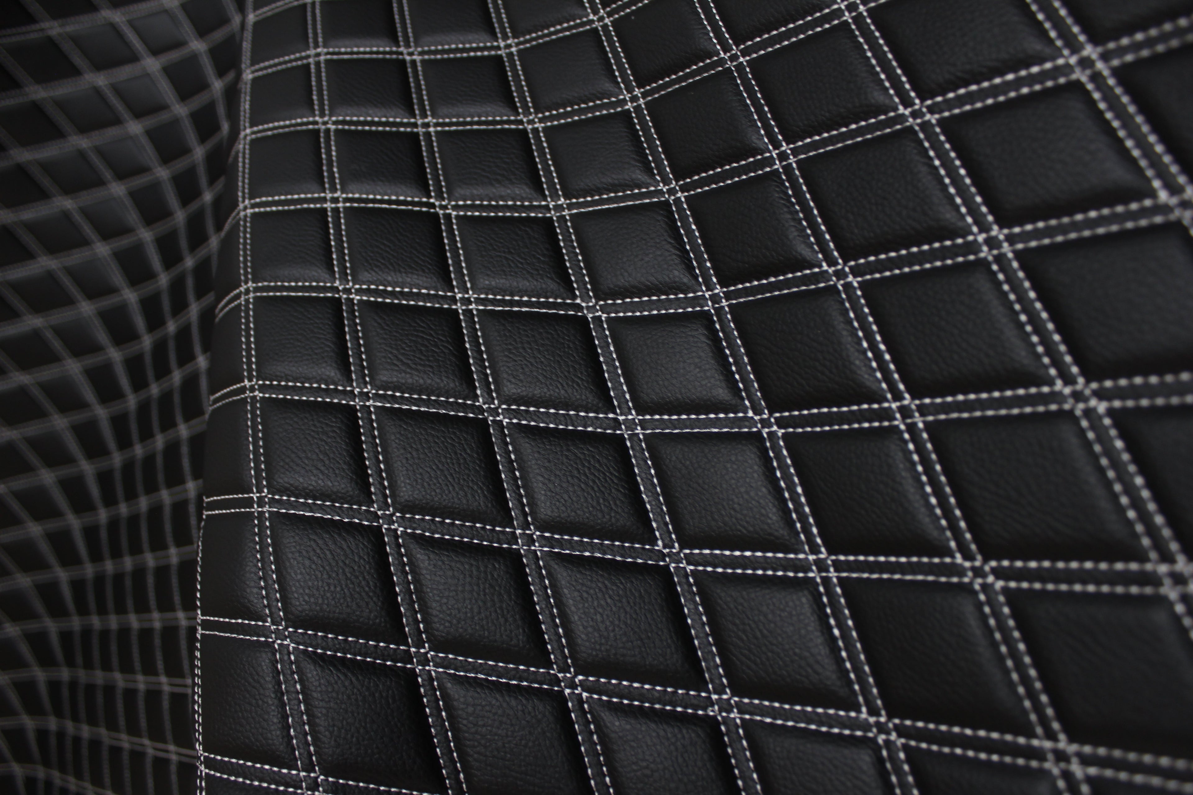 Tecido para estofos automóveis em vinil sintético acolchoado branco duplo, a imitar pele | 5x7,5cm (2"x3") com costura em losango, base de espuma de 5mm, 140cm (55") de largura