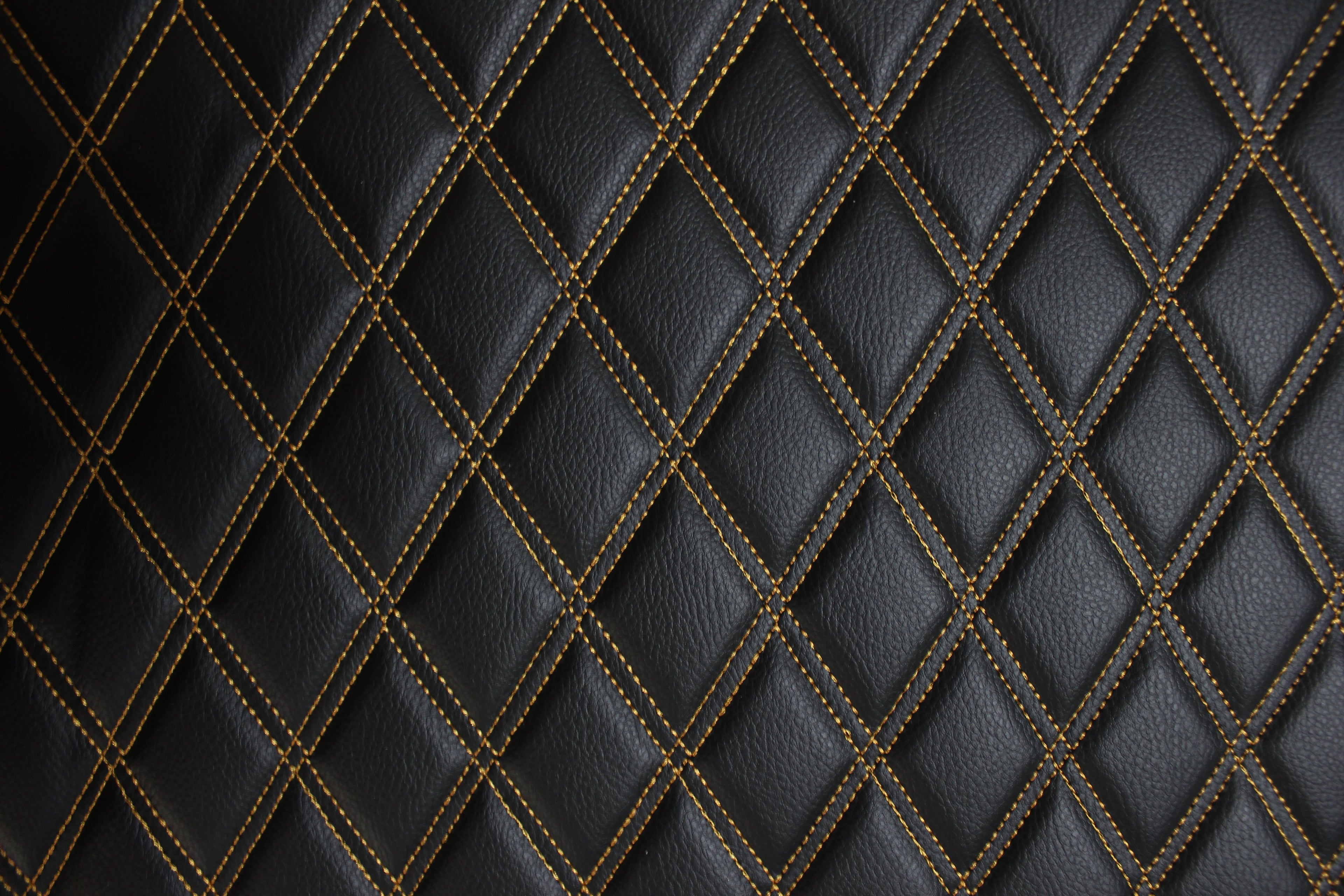 Tecido para estofos automóveis em vinil sintético acolchoado dourado duplo | 5x7,5cm (2"x3") com costura em losango, base de espuma de 5mm, 140cm (55") de largura