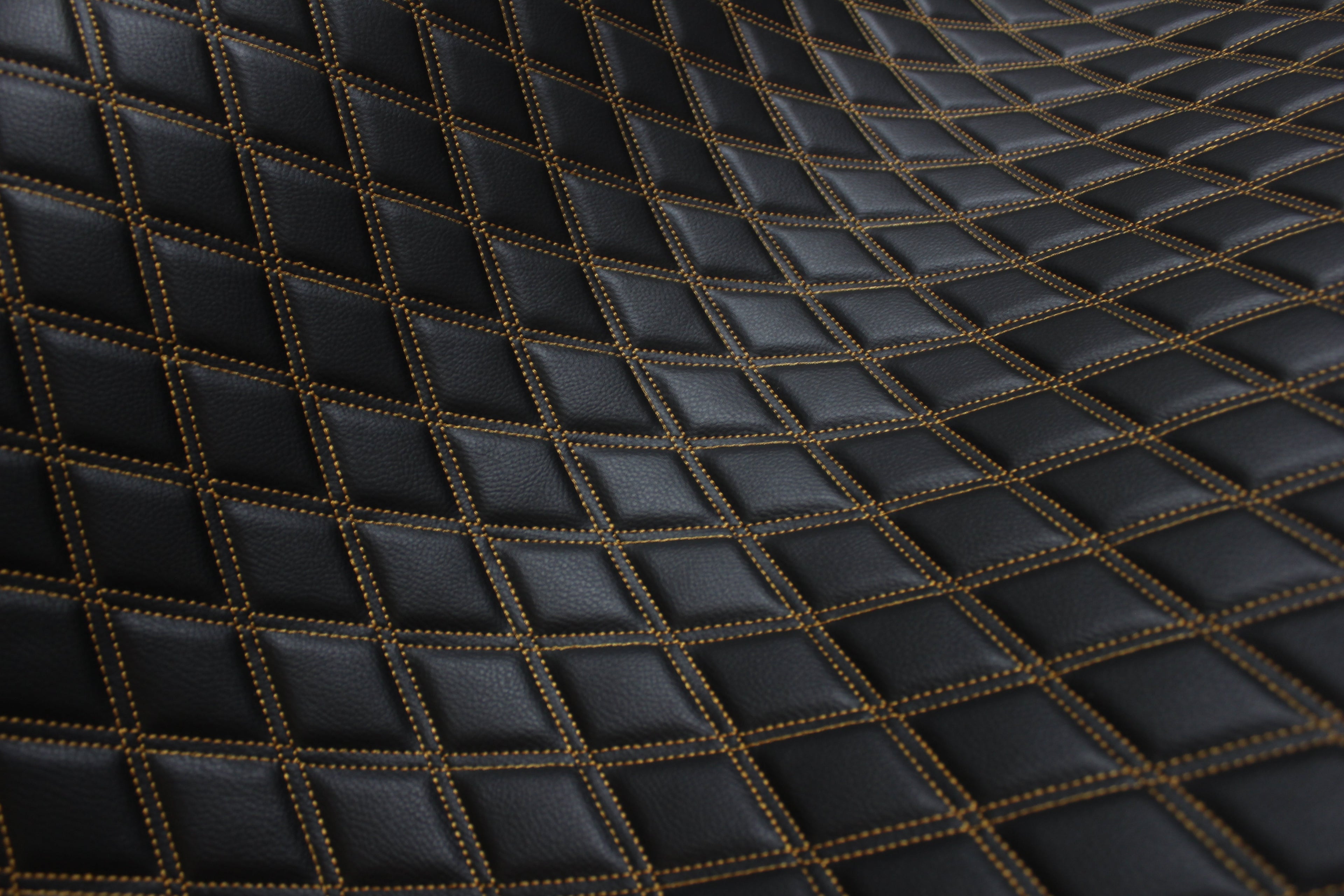 Tecido para estofos automóveis em vinil sintético acolchoado dourado duplo | 5x7,5cm (2"x3") com costura em losango, base de espuma de 5mm, 140cm (55") de largura