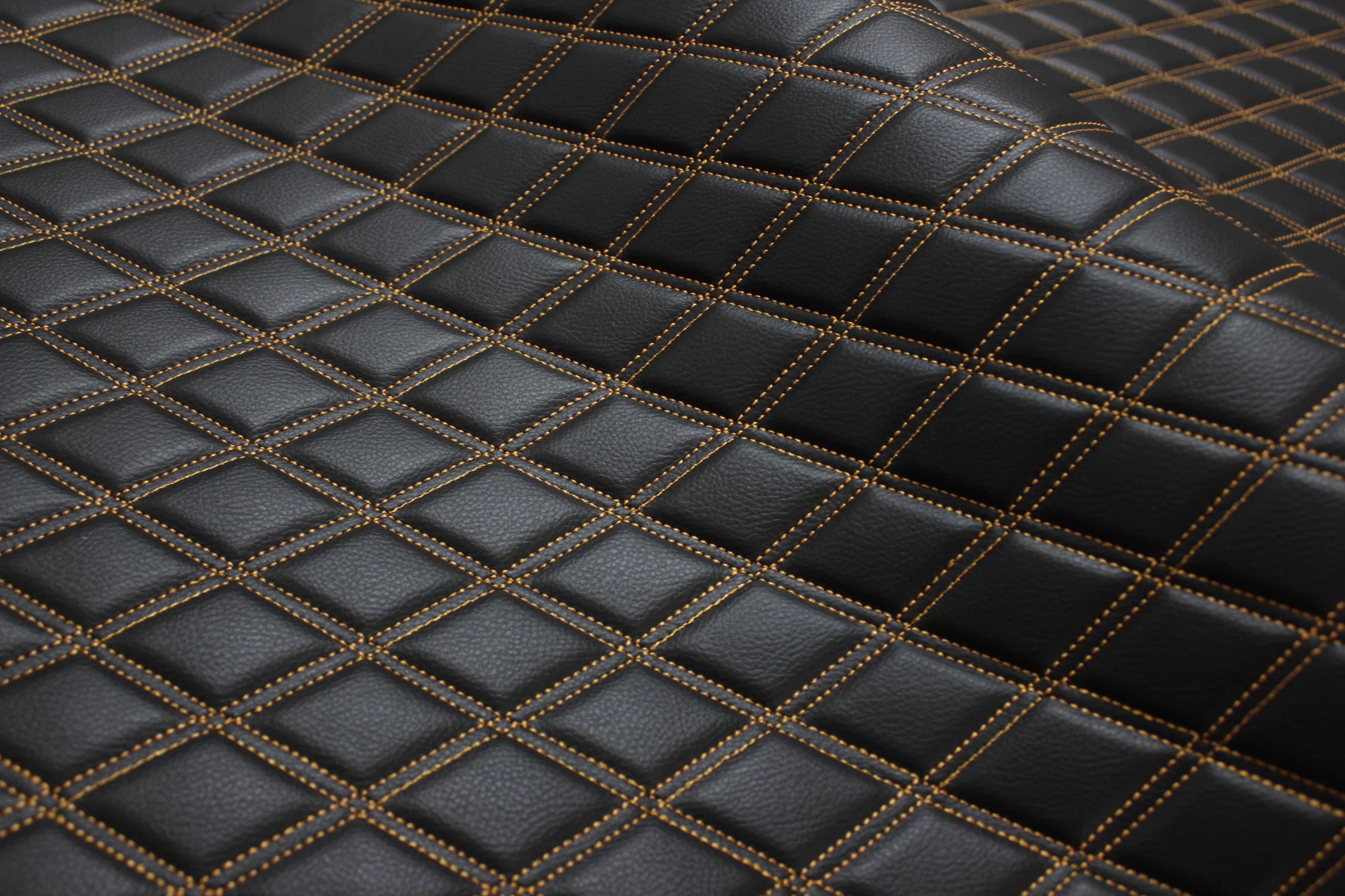 Tecido para estofos automóveis em vinil sintético acolchoado dourado duplo | 5x7,5cm (2"x3") com costura em losango, base de espuma de 5mm, 140cm (55") de largura