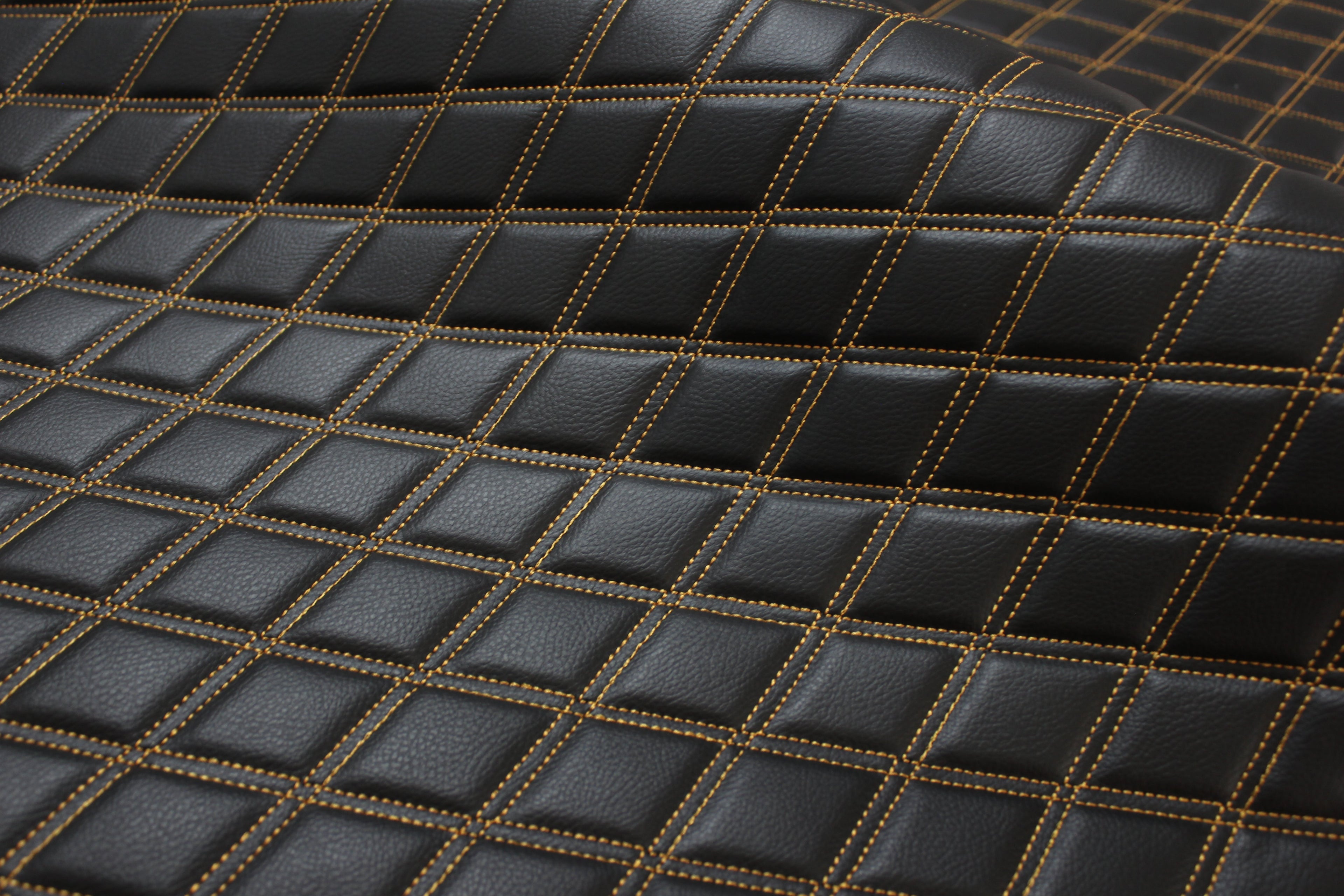 Tecido para estofos automóveis em vinil sintético acolchoado dourado duplo | 5x7,5cm (2"x3") com costura em losango, base de espuma de 5mm, 140cm (55") de largura