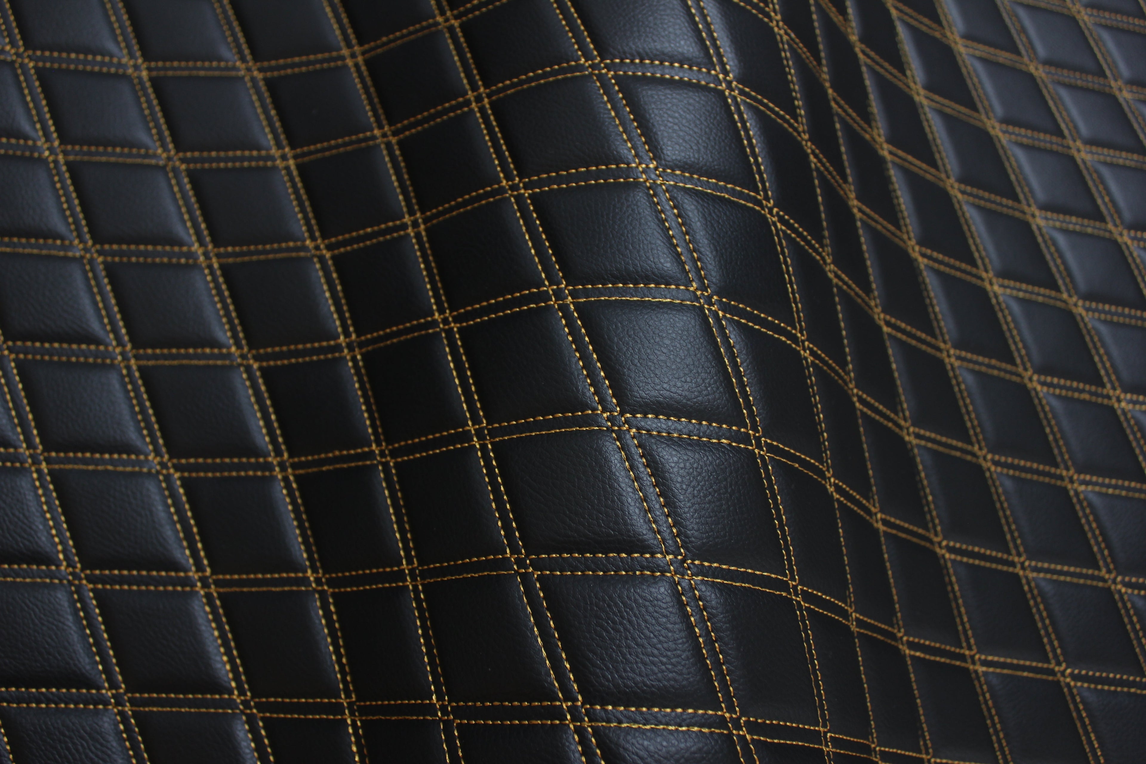 Tecido para estofos automóveis em vinil sintético acolchoado dourado duplo | 5x7,5cm (2"x3") com costura em losango, base de espuma de 5mm, 140cm (55") de largura
