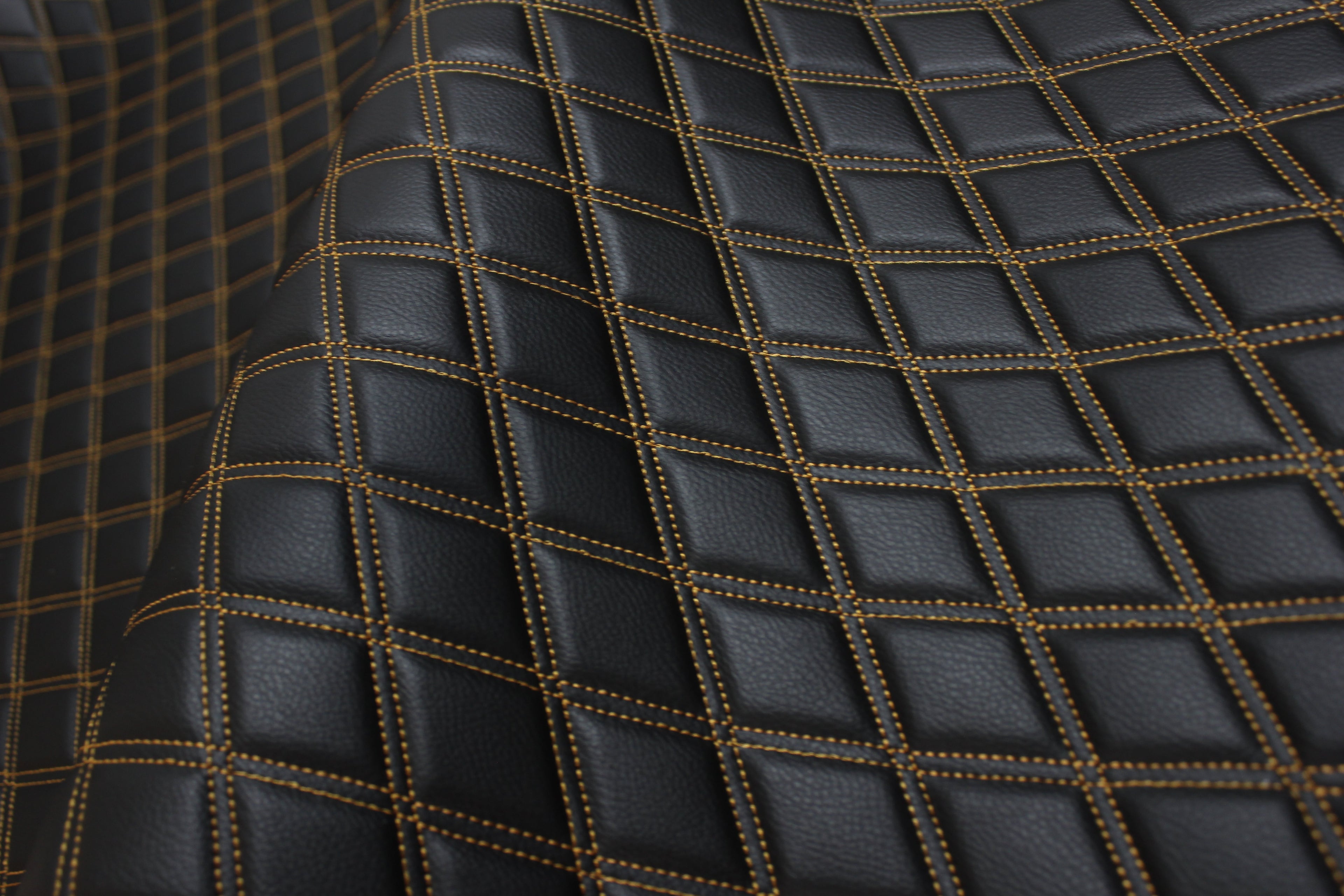 Tecido para estofos automóveis em vinil sintético acolchoado dourado duplo | 5x7,5cm (2"x3") com costura em losango, base de espuma de 5mm, 140cm (55") de largura