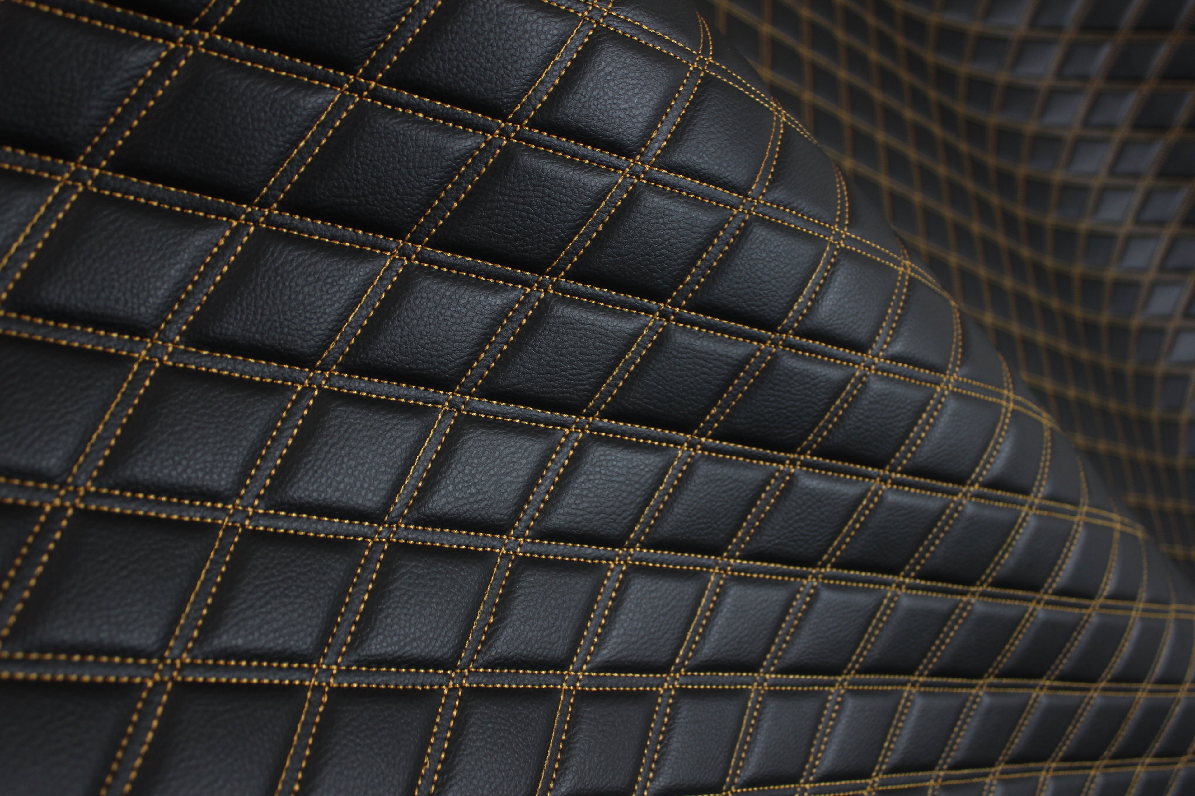 Tecido para estofos automóveis em vinil sintético acolchoado dourado duplo | 5x7,5cm (2"x3") com costura em losango, base de espuma de 5mm, 140cm (55") de largura