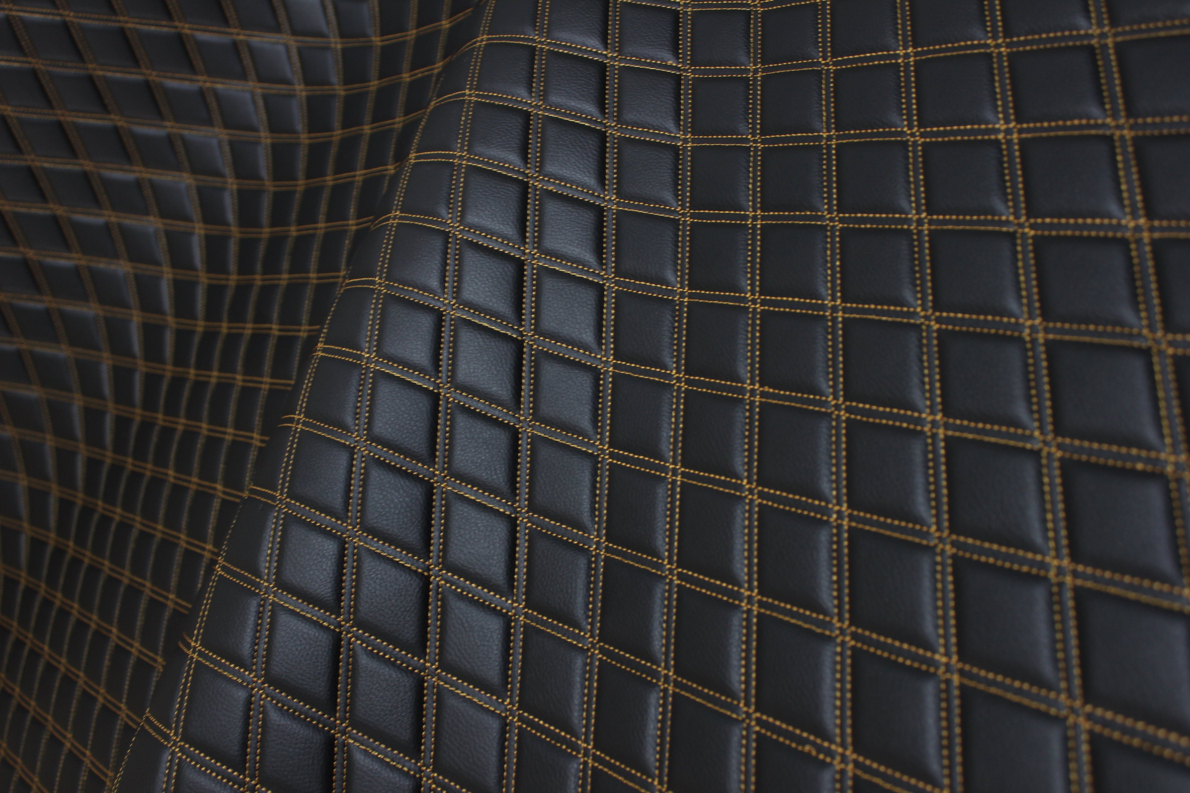 Tecido para estofos automóveis em vinil sintético acolchoado dourado duplo | 5x7,5cm (2"x3") com costura em losango, base de espuma de 5mm, 140cm (55") de largura