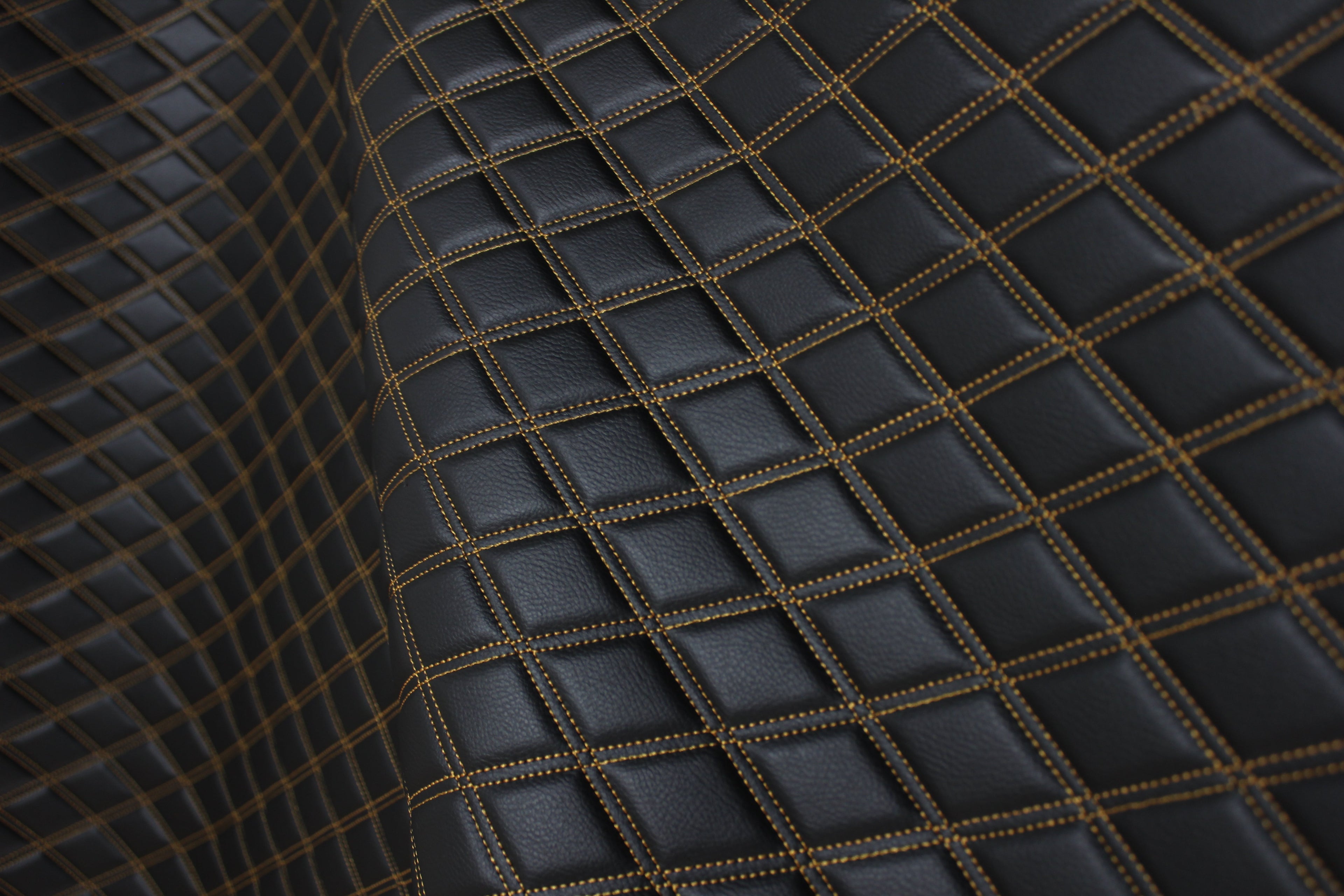 Tecido para estofos automóveis em vinil sintético acolchoado dourado duplo | 5x7,5cm (2"x3") com costura em losango, base de espuma de 5mm, 140cm (55") de largura