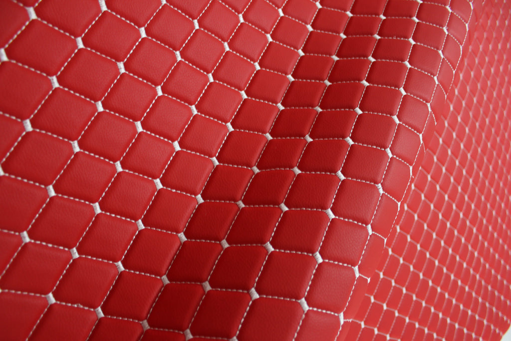 Tecido para Estofo Automóvel em Vinil Sintético Acolchoado Vermelho e Branco com Estampado de Pele | Costura em Diamante 5x5cm (2"x2") com Base de Espuma de 5mm | 140cm de Largura | Projetos Automotivos