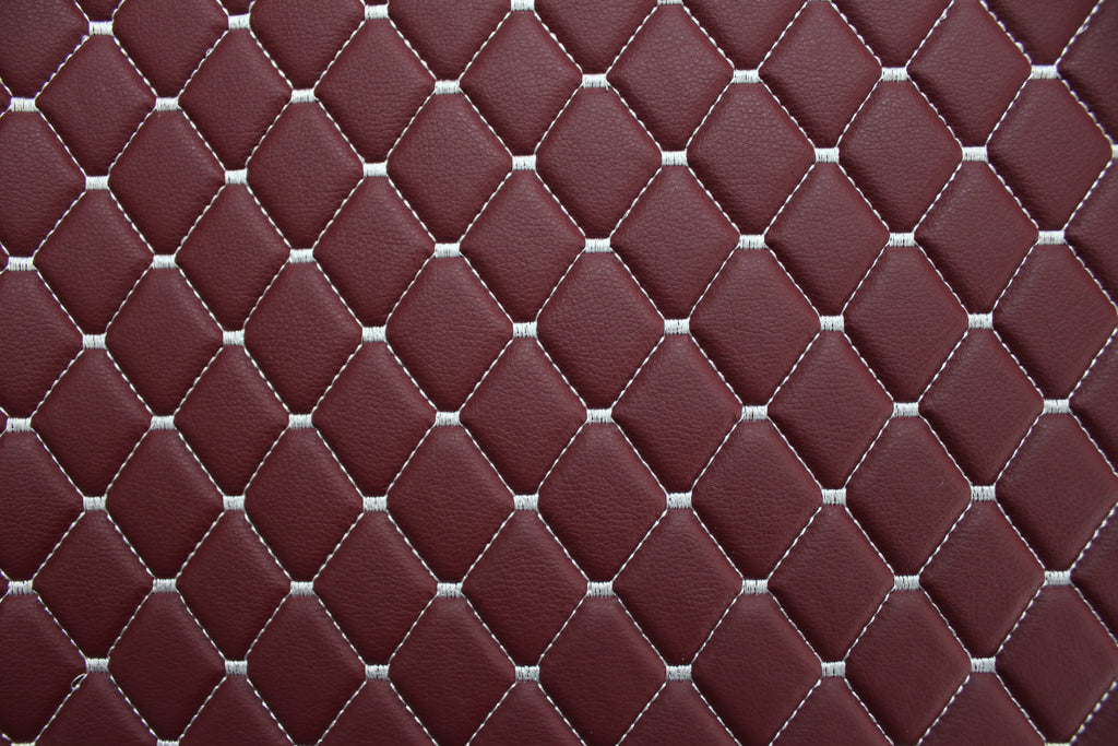 Tecido para Estofo Automóvel em Vinil Acolchoado Vermelho Escuro e Branco com Textura de Pele Sintética | Costura em Diamante de 5x5cm (2"x2") com Espuma de 5mm | 140cm de Largura | Projetos Automotivos