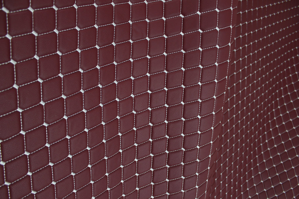 Tecido para Estofo Automóvel em Vinil Acolchoado Vermelho Escuro e Branco com Textura de Pele Sintética | Costura em Diamante de 5x5cm (2"x2") com Espuma de 5mm | 140cm de Largura | Projetos Automotivos