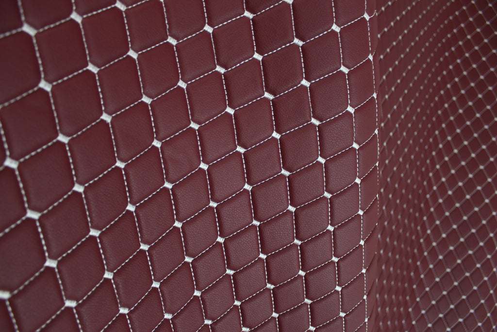 Tecido para Estofo Automóvel em Vinil Acolchoado Vermelho Escuro e Branco com Textura de Pele Sintética | Costura em Diamante de 5x5cm (2"x2") com Espuma de 5mm | 140cm de Largura | Projetos Automotivos