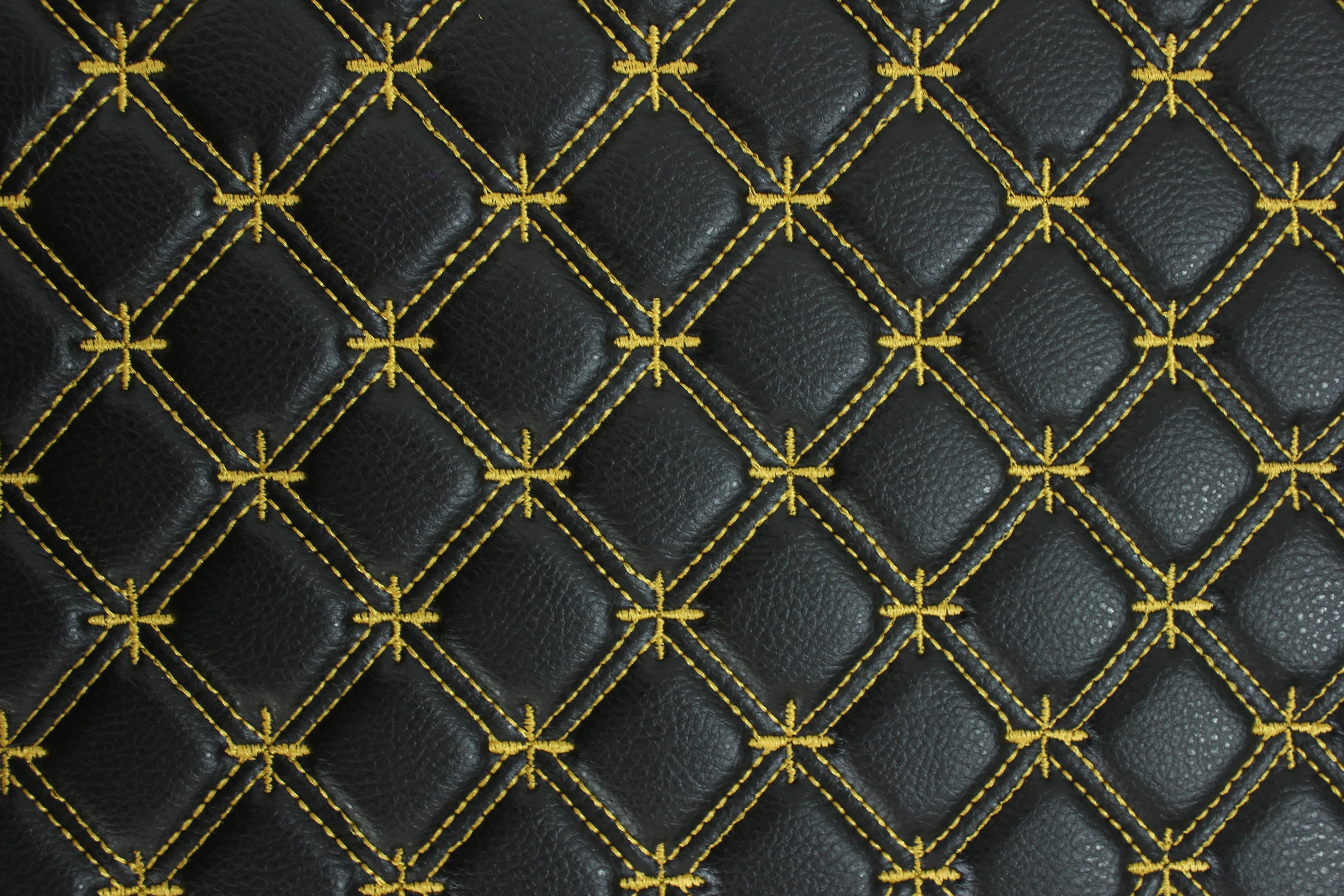 Tela de vinilo negro acolchado con cruz de copos de nieve dorados para tapicería de coche | Costura de 5 cm x 5 cm con refuerzo de espuma de 5 mm | 140 cm de ancho | Automotriz