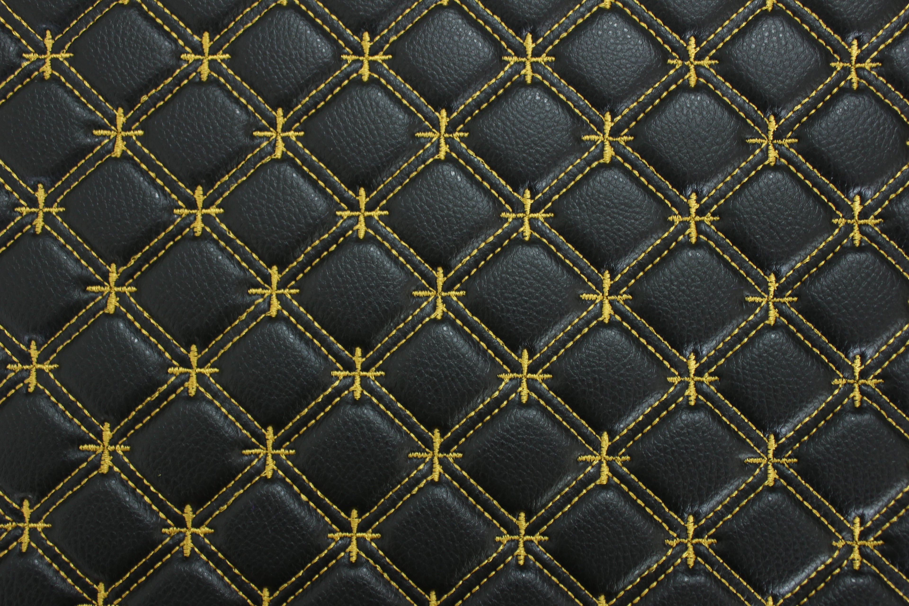 Tela de vinilo negro acolchado con cruz de copos de nieve dorados para tapicería de coche | Costura de 5 cm x 5 cm con refuerzo de espuma de 5 mm | 140 cm de ancho | Automotriz