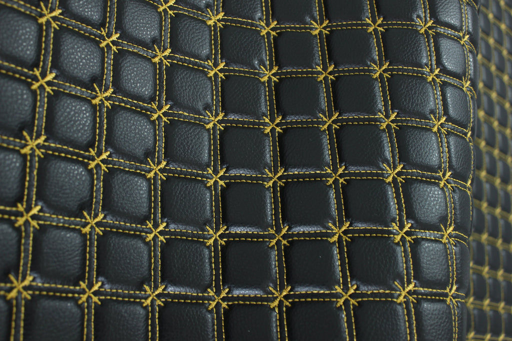 Tela de vinilo negro acolchado con cruz de copos de nieve dorados para tapicería de coche | Costura de 5 cm x 5 cm con refuerzo de espuma de 5 mm | 140 cm de ancho | Automotriz