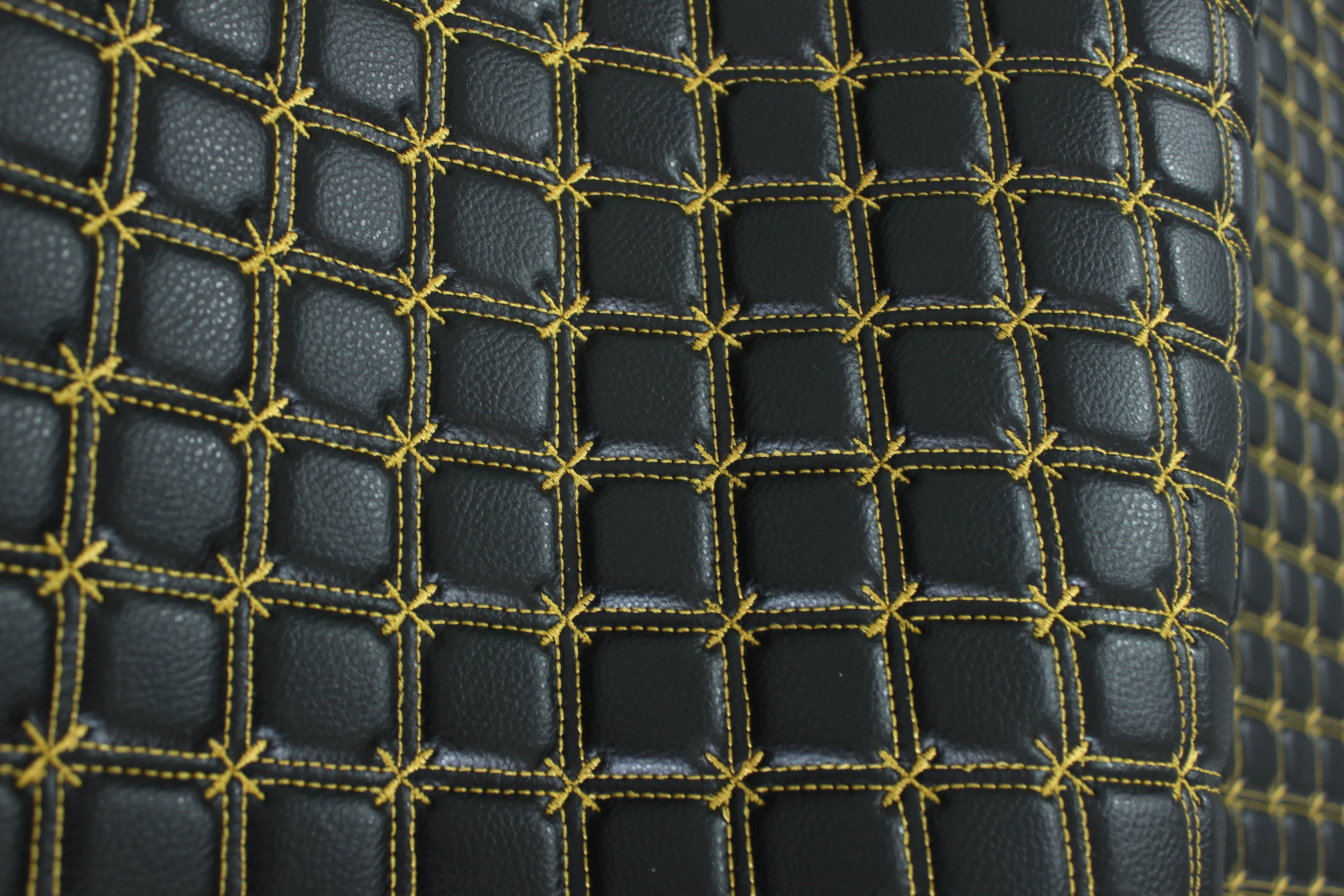 Tela de vinilo negro acolchado con cruz de copos de nieve dorados para tapicería de coche | Costura de 5 cm x 5 cm con refuerzo de espuma de 5 mm | 140 cm de ancho | Automotriz