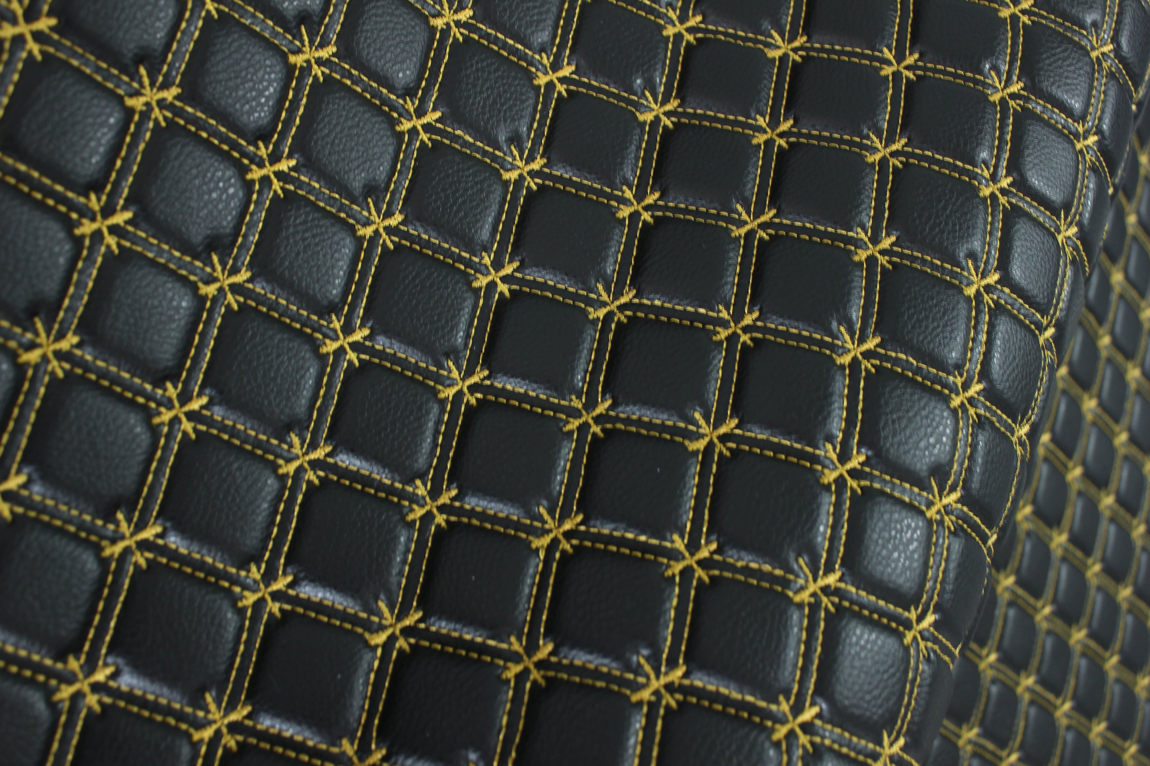 Tela de vinilo negro acolchado con cruz de copos de nieve dorados para tapicería de coche | Costura de 5 cm x 5 cm con refuerzo de espuma de 5 mm | 140 cm de ancho | Automotriz