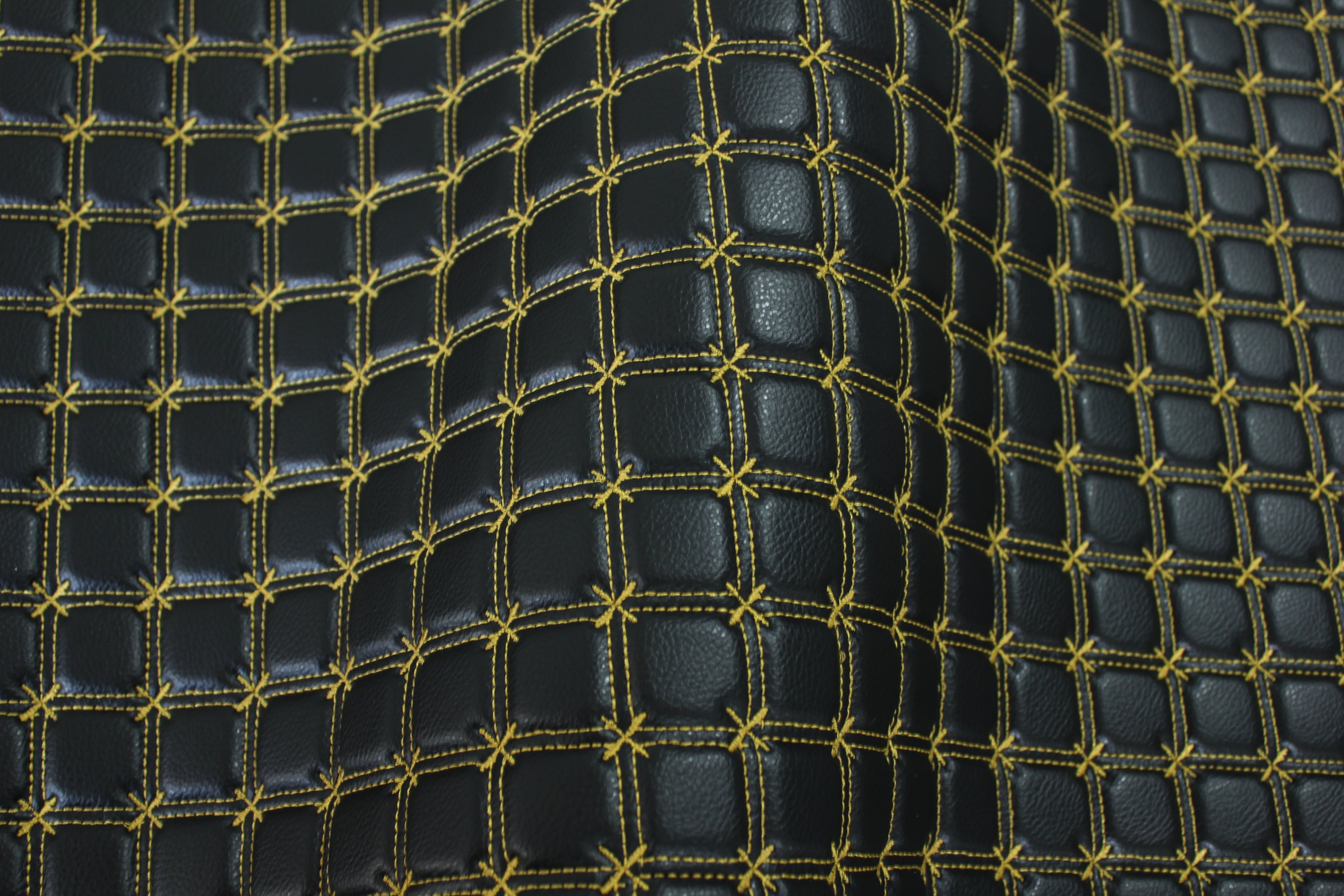 Tela de vinilo negro acolchado con cruz de copos de nieve dorados para tapicería de coche | Costura de 5 cm x 5 cm con refuerzo de espuma de 5 mm | 140 cm de ancho | Automotriz