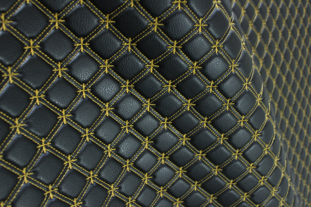 Tela de vinilo negro acolchado con cruz de copos de nieve dorados para tapicería de coche | Costura de 5 cm x 5 cm con refuerzo de espuma de 5 mm | 140 cm de ancho | Automotriz